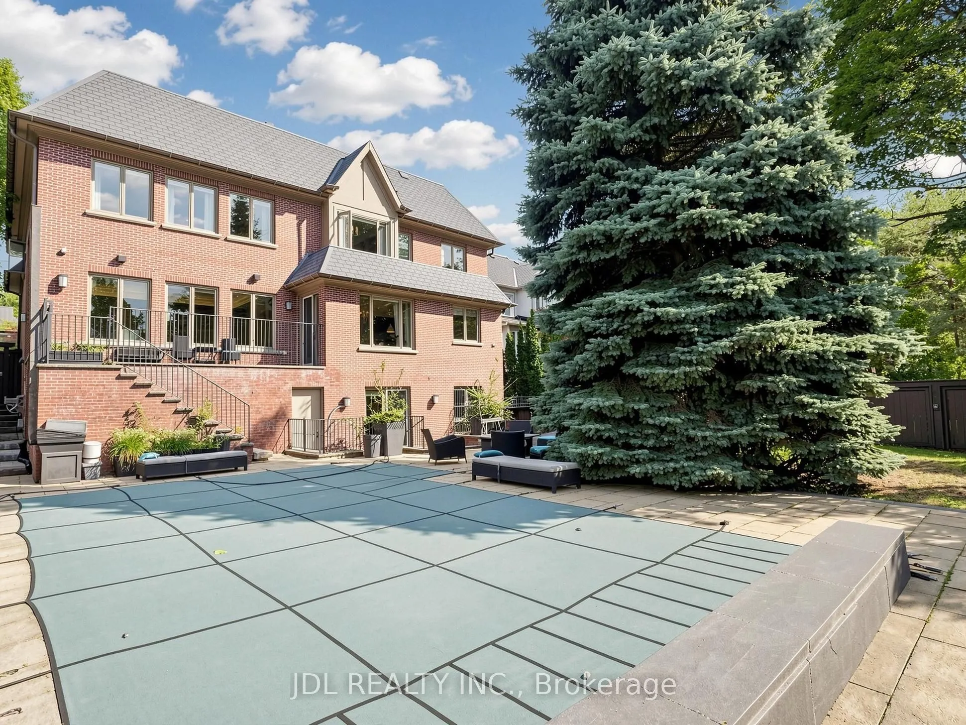 105 Arjay Crescent