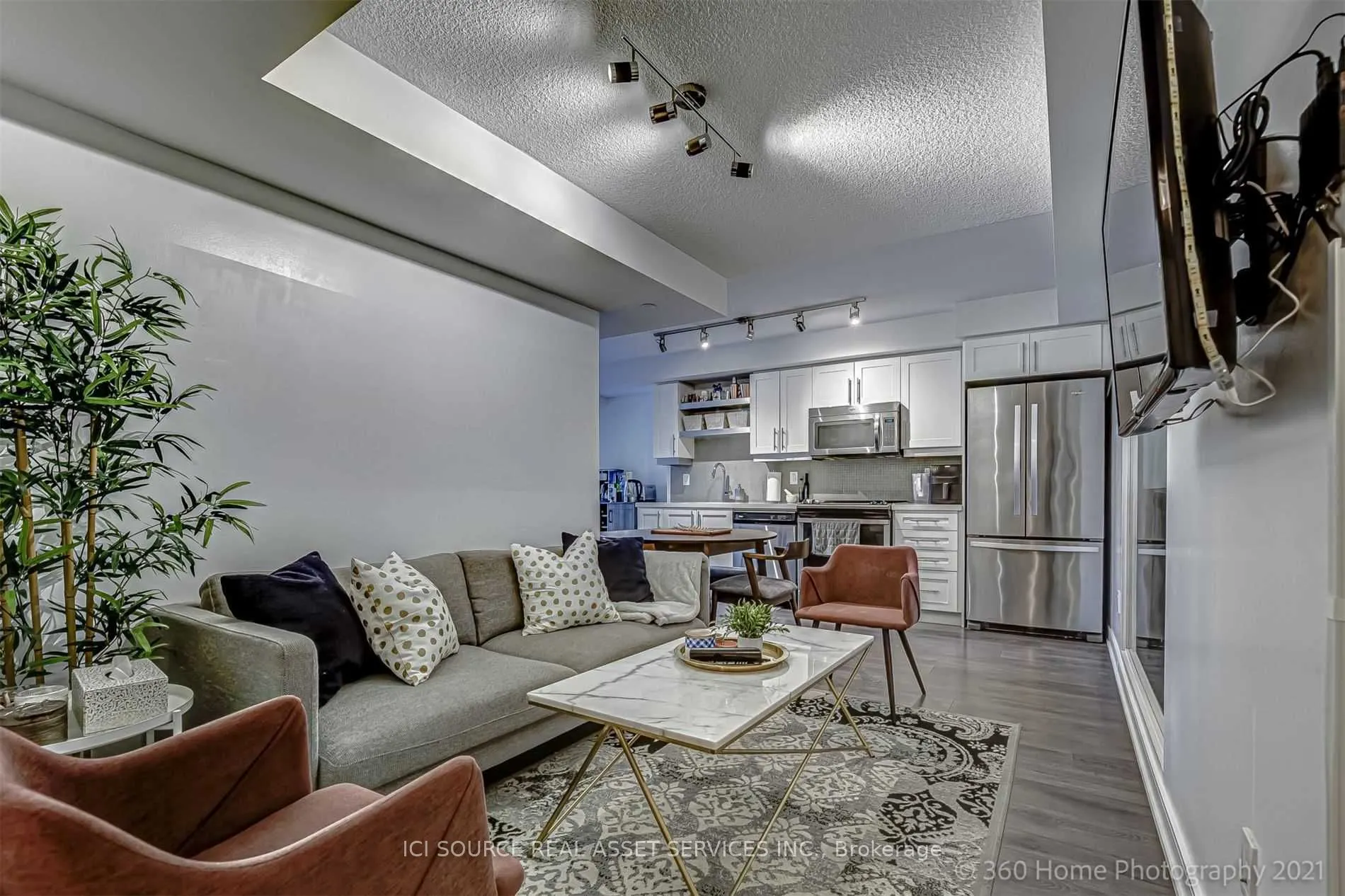 525 Adelaide Street W #1020