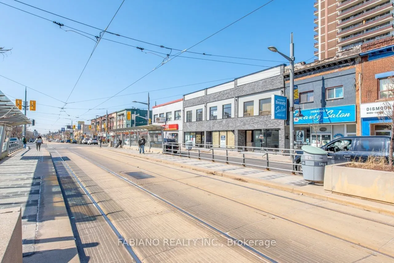 944 St Clair Avenue W