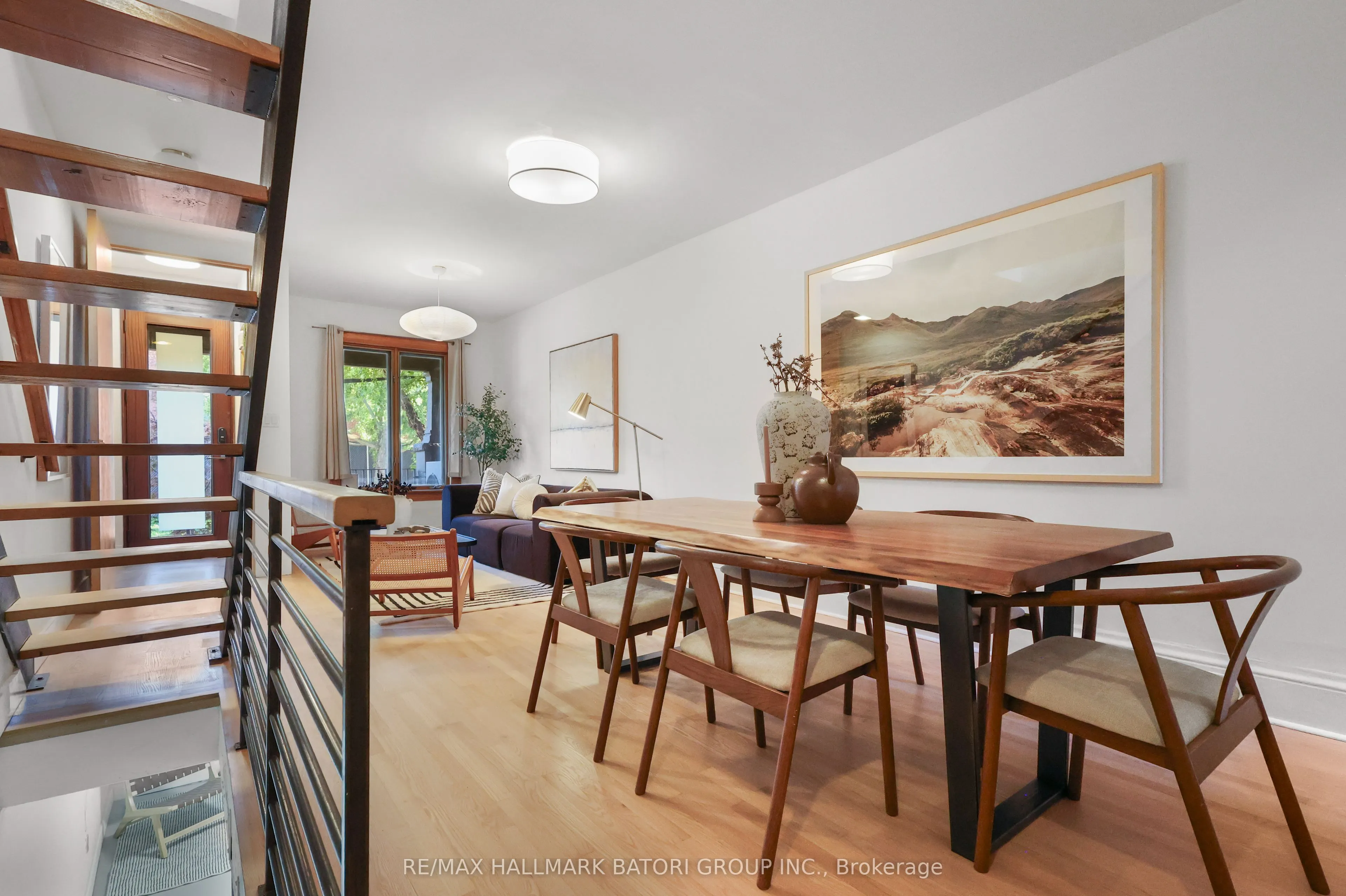 652 Richmond Street W