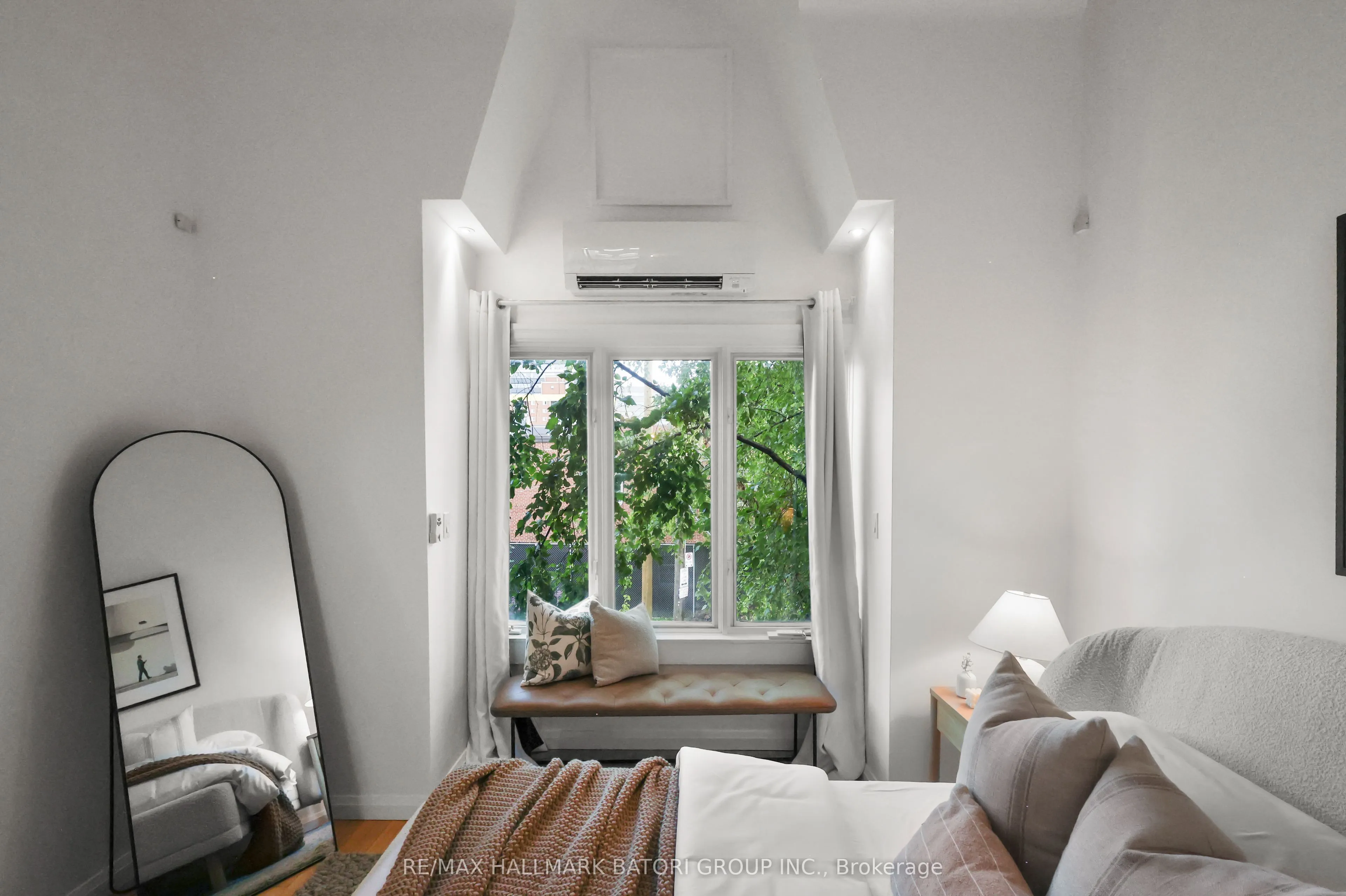 652 Richmond Street W
