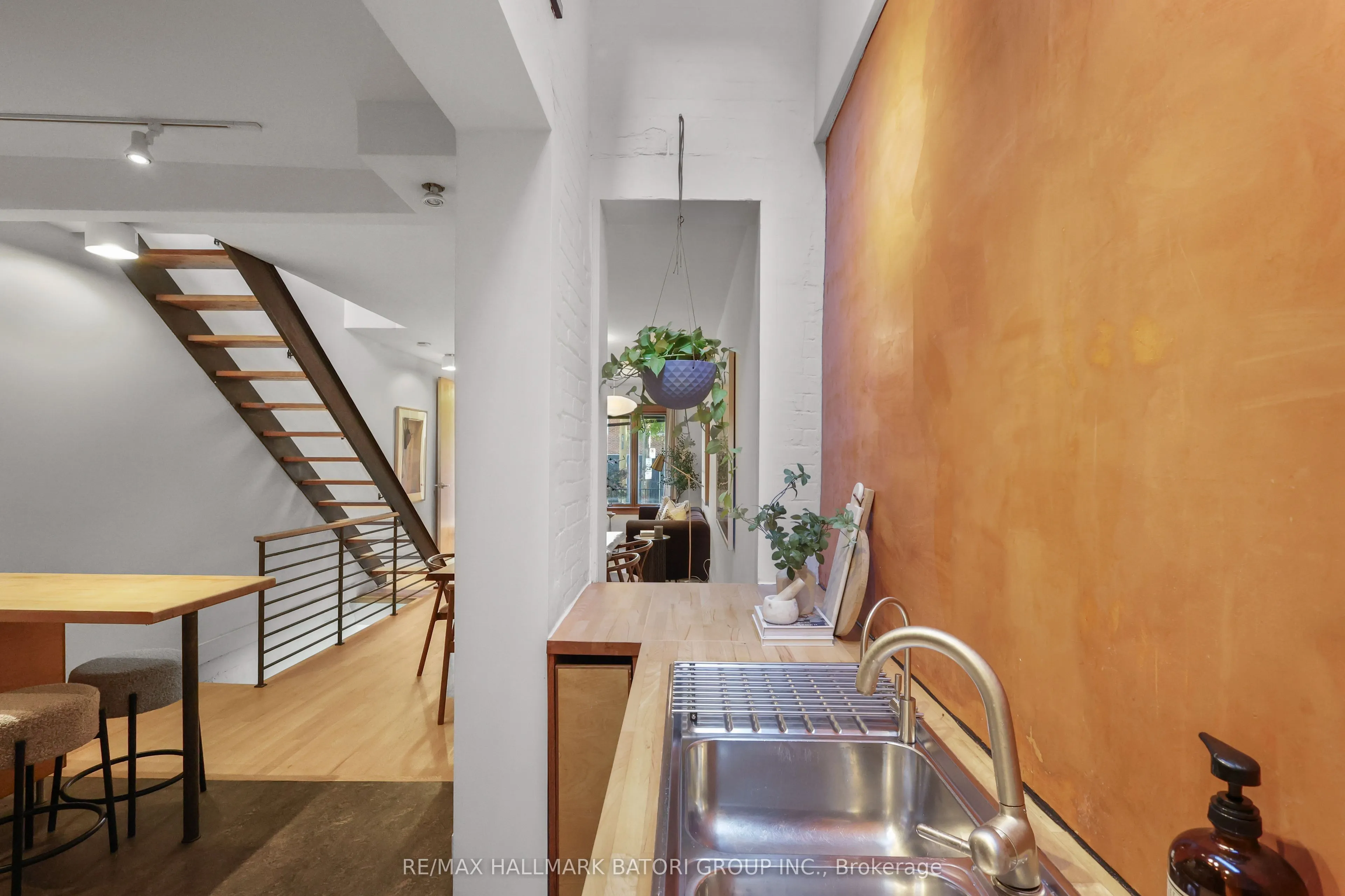652 Richmond Street W