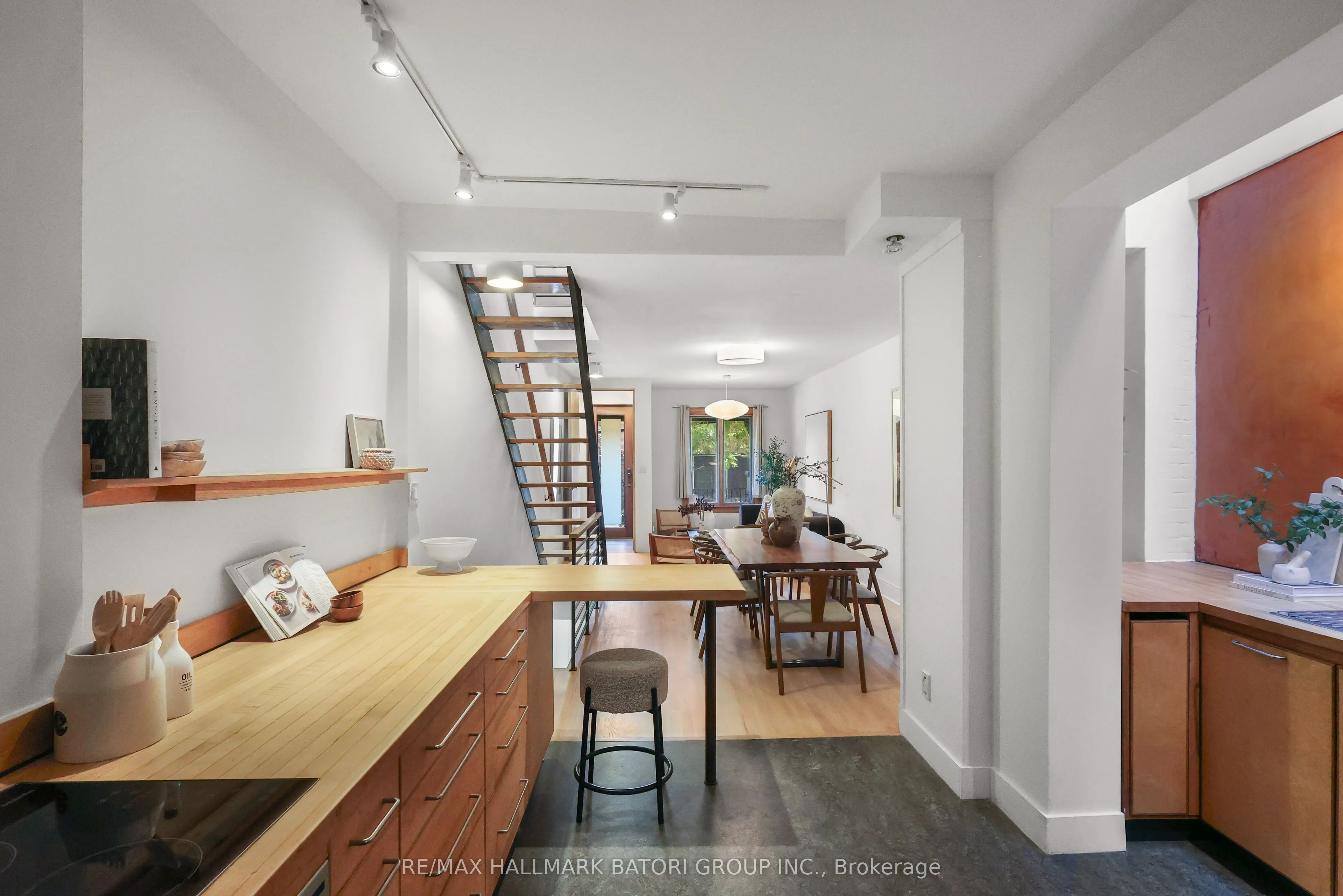 652 Richmond Street W