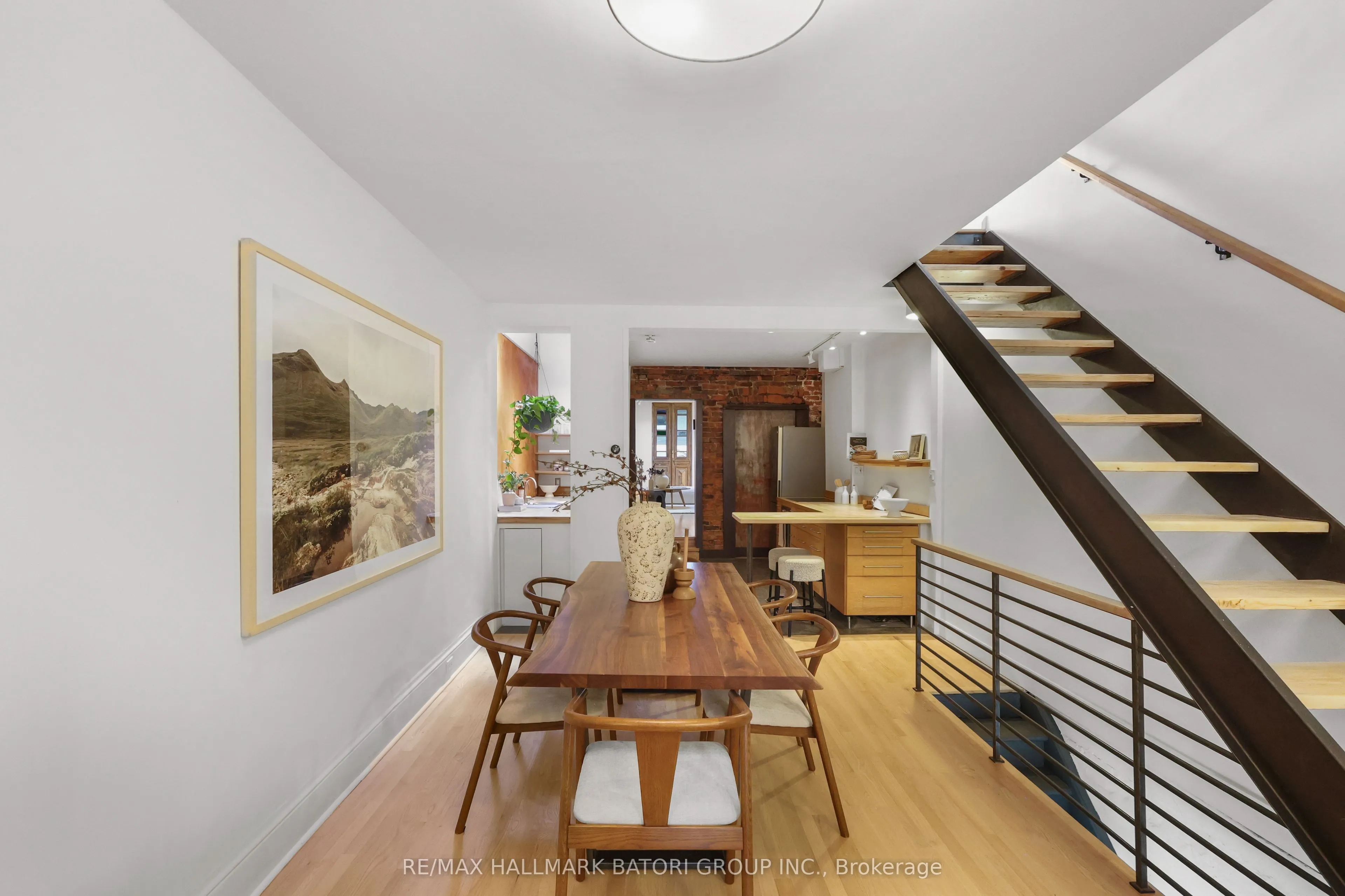 652 Richmond Street W