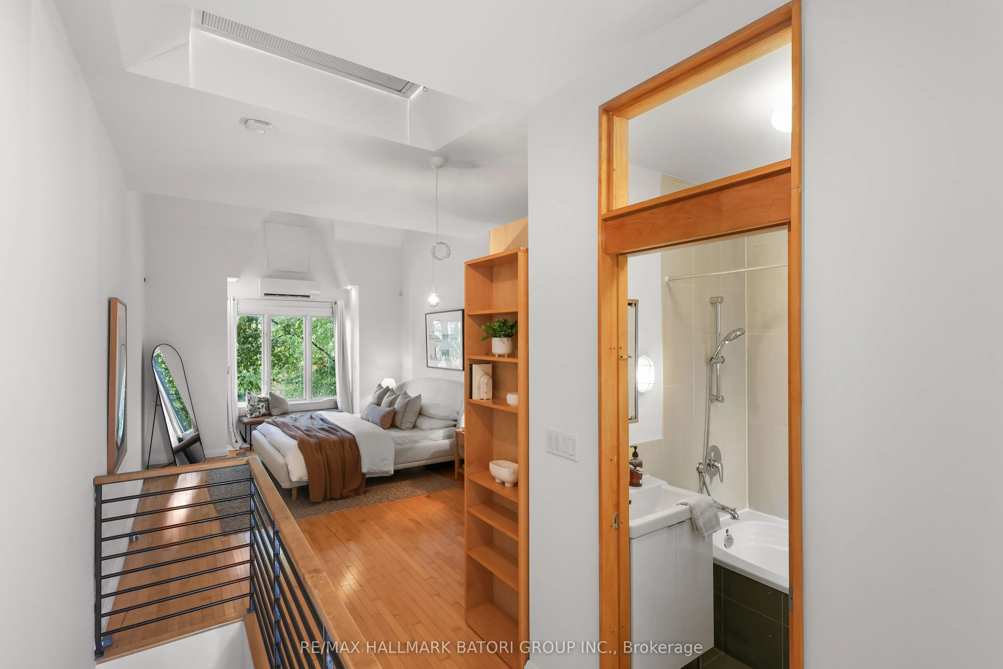 652 Richmond Street W