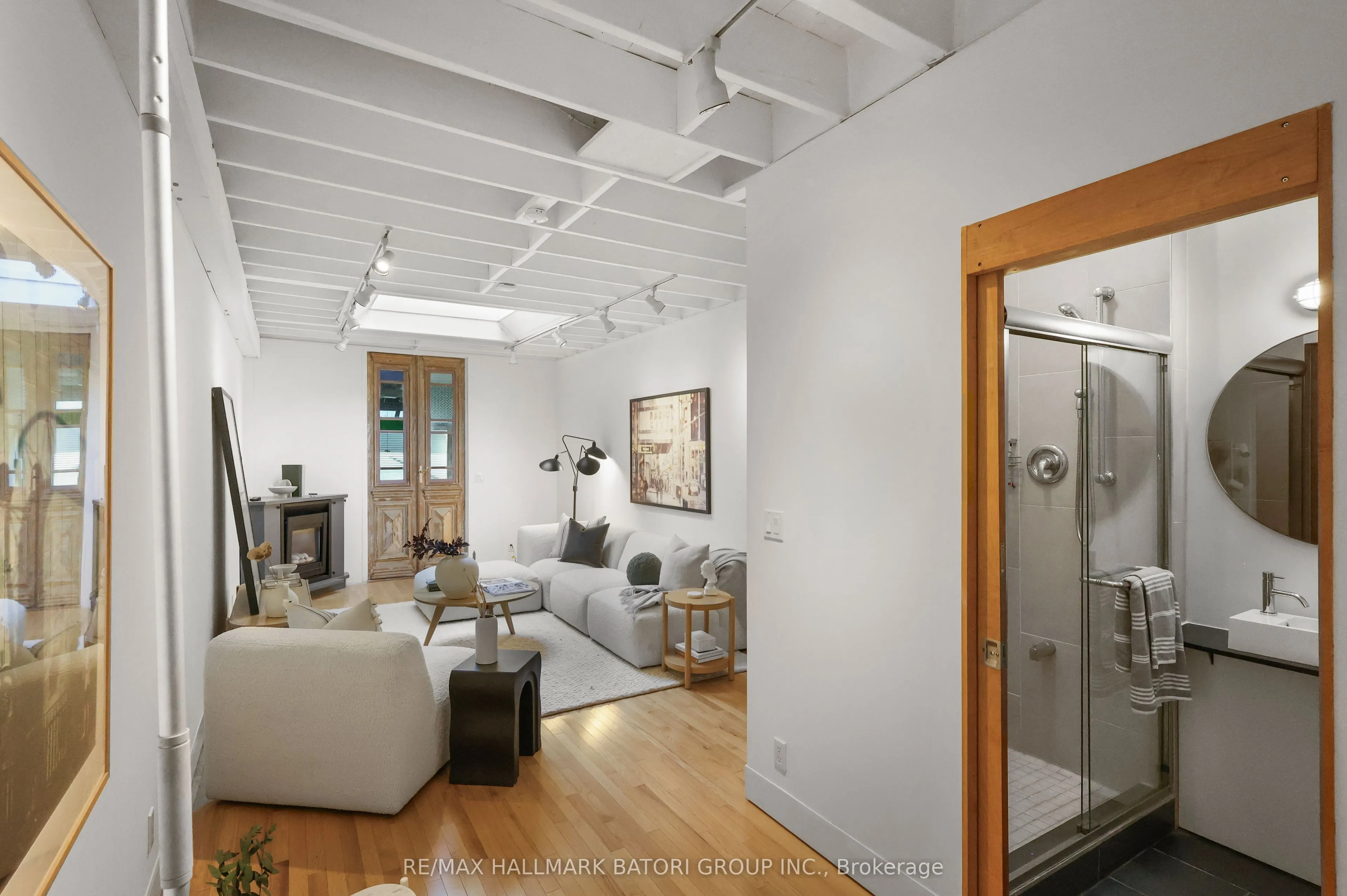 652 Richmond Street W