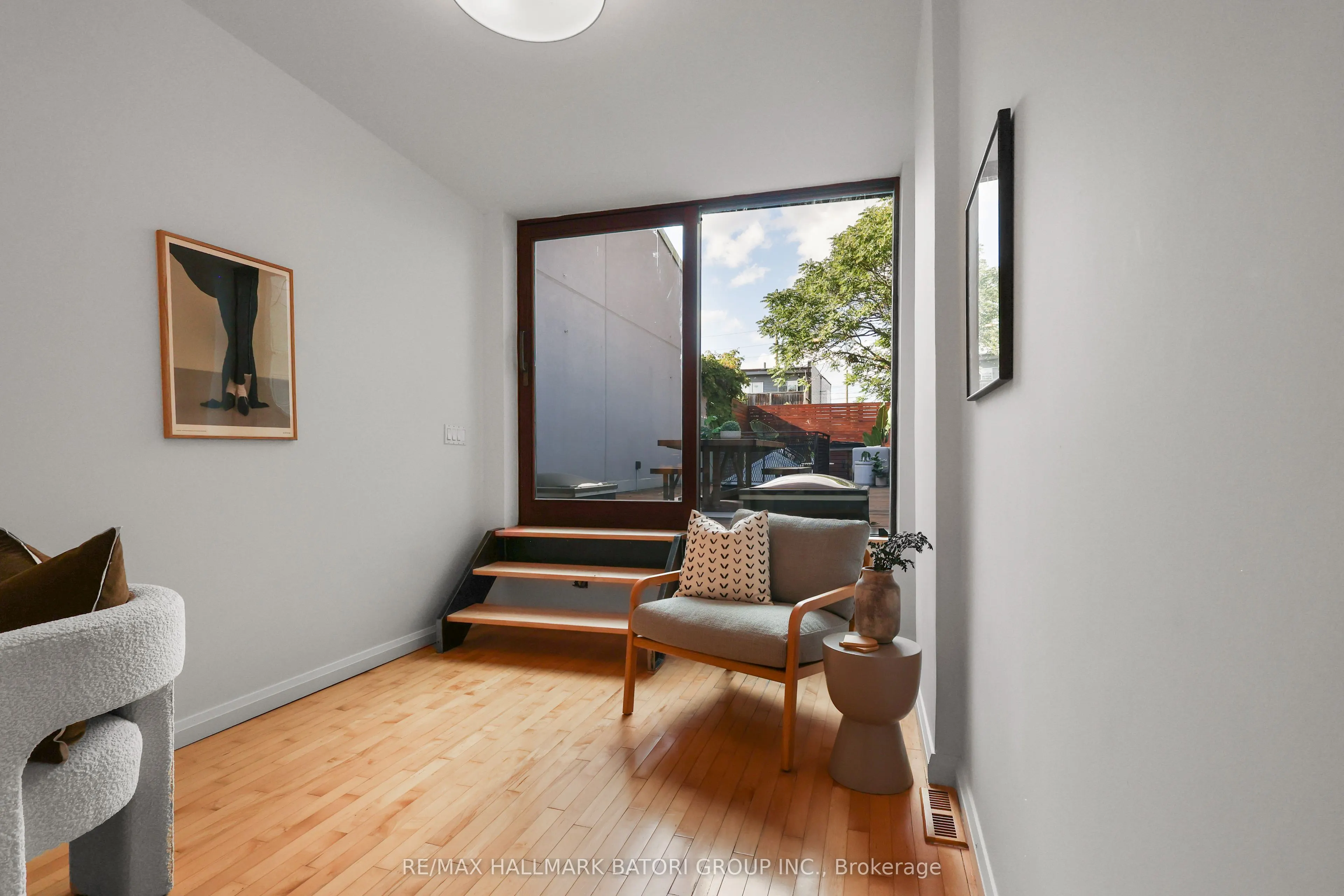 652 Richmond Street W