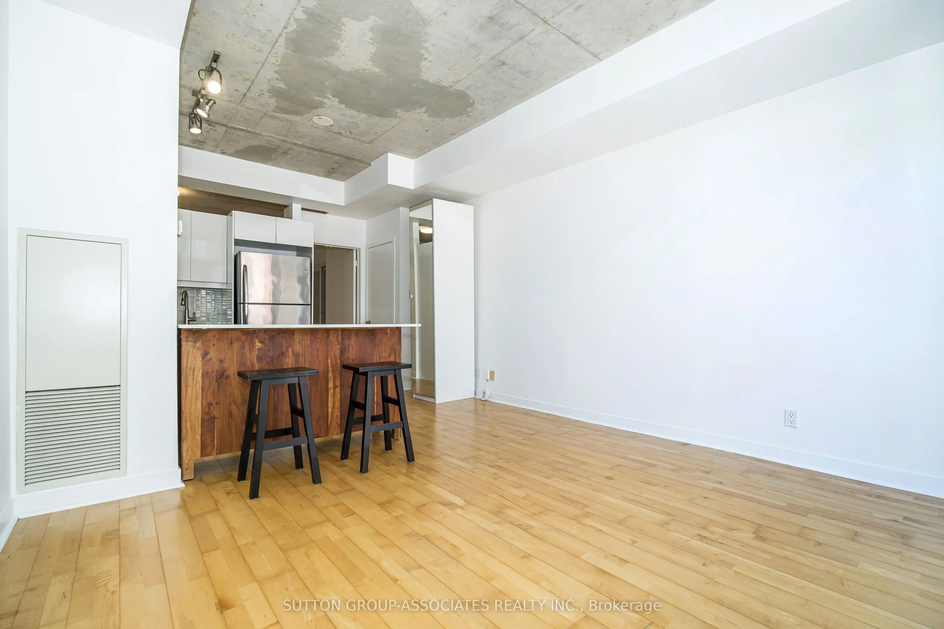 127 Queen Street E #405