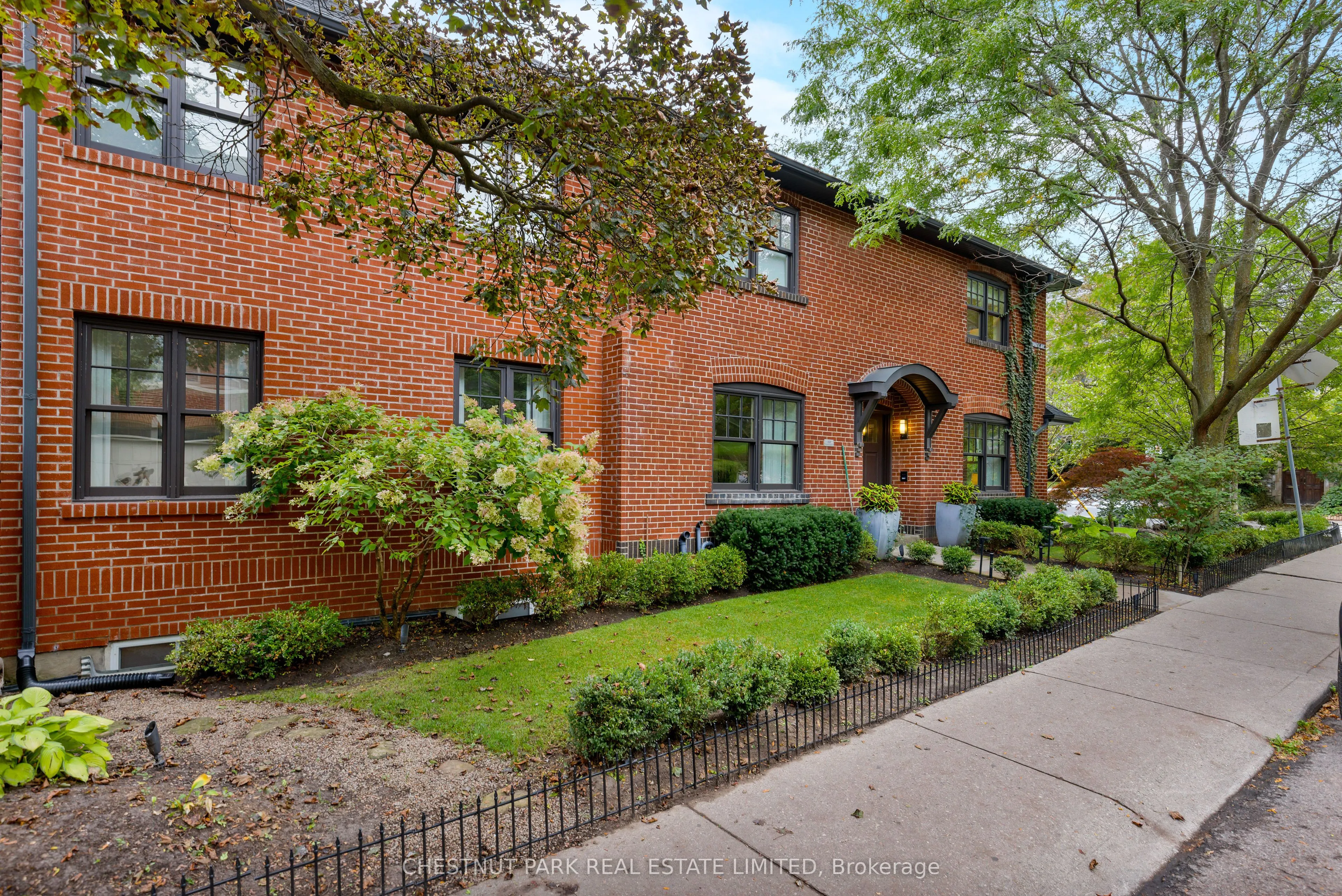 128 Manor Road E