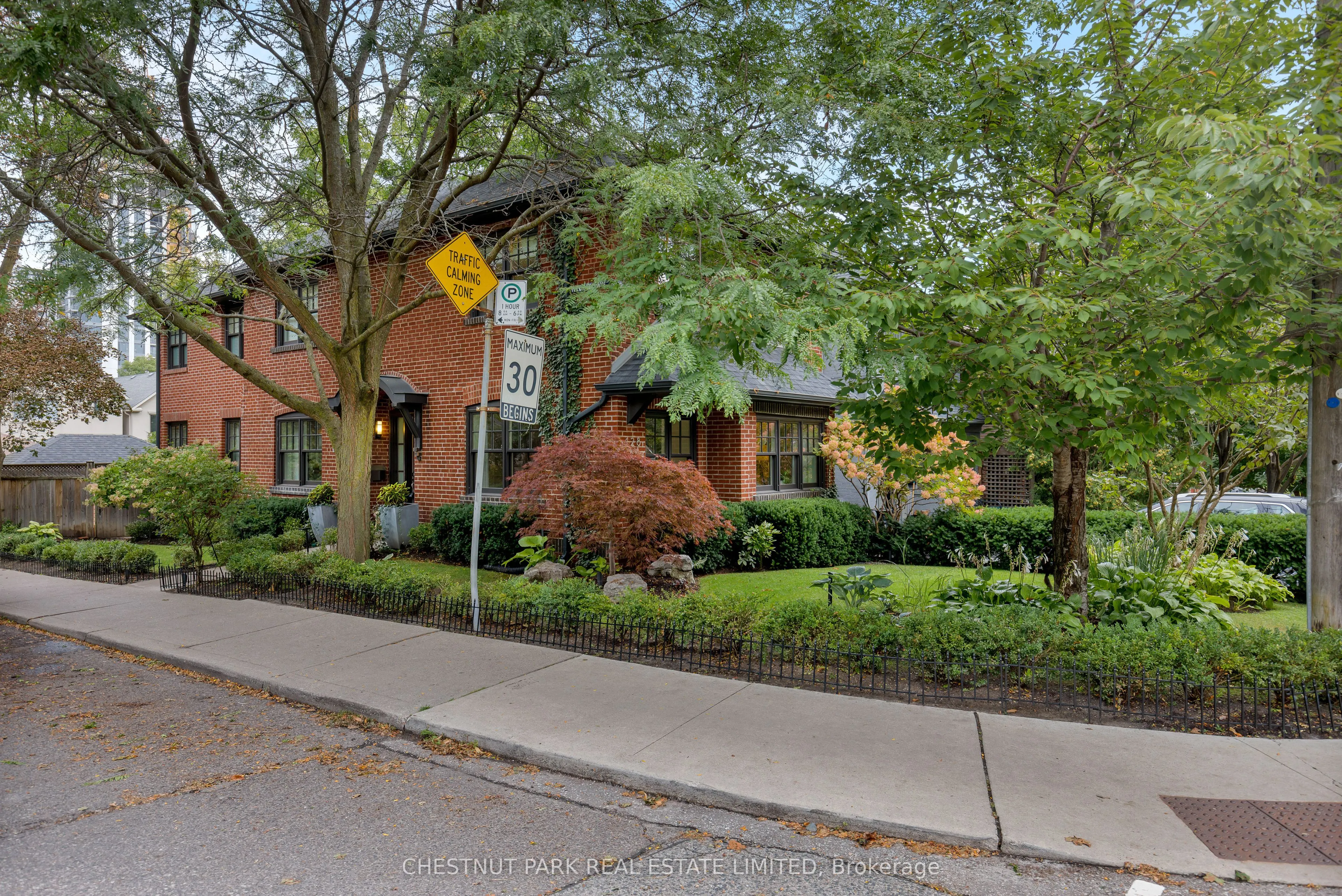 128 Manor Road E