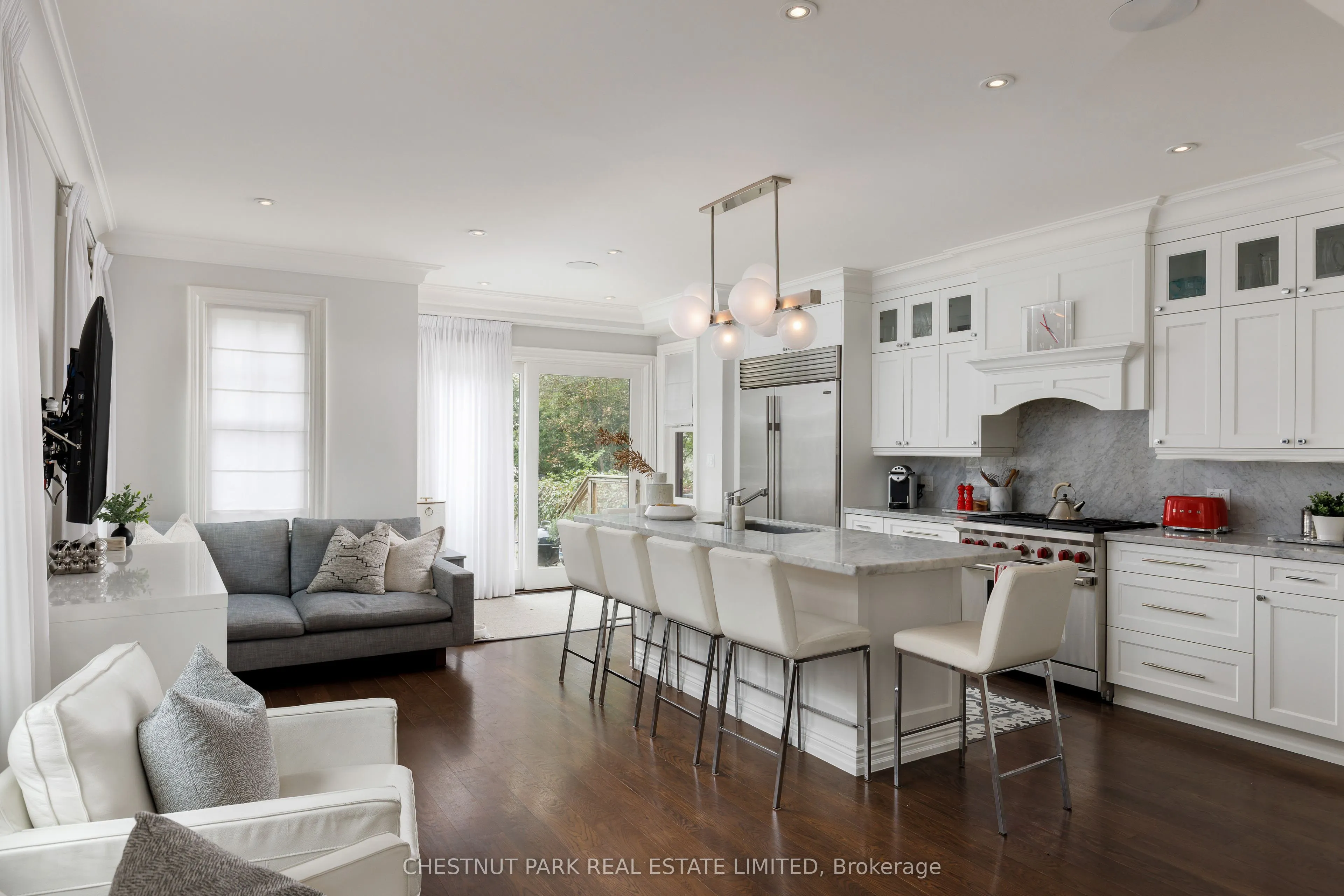 128 Manor Road E