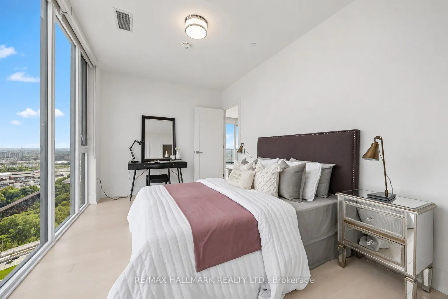 10 Inn on the Park Drive #3109