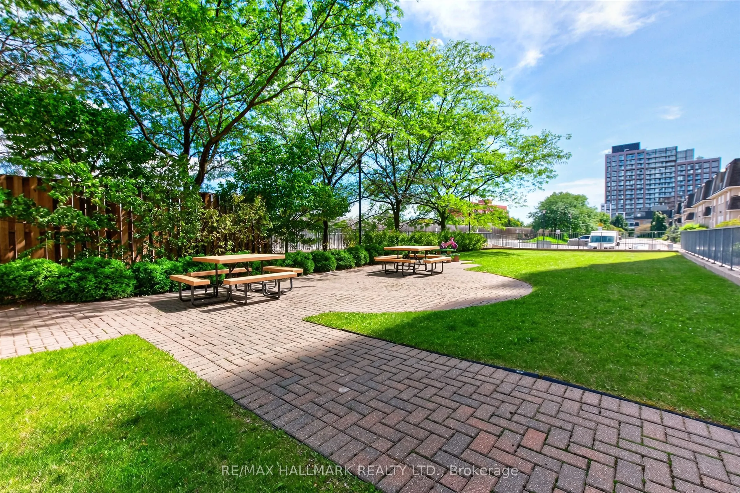 1369 Bloor Street W #806