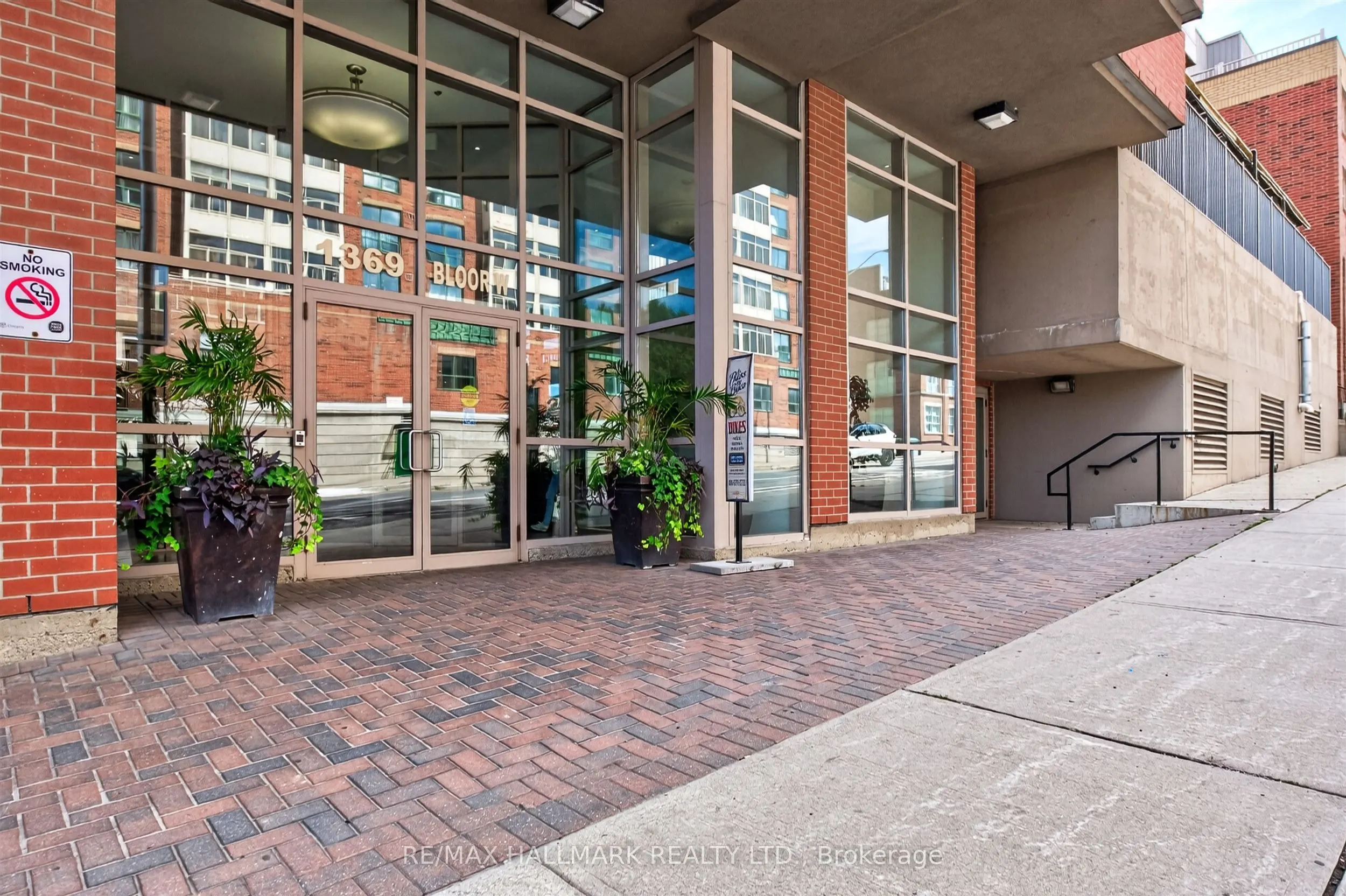 1369 Bloor Street W #806