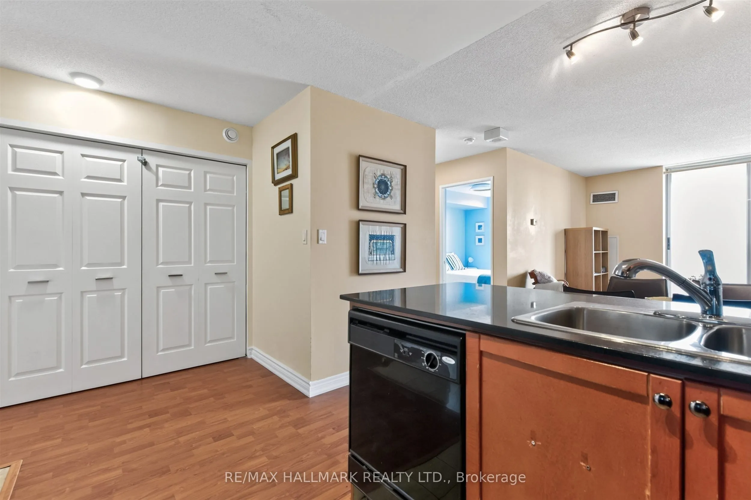 1369 Bloor Street W #806
