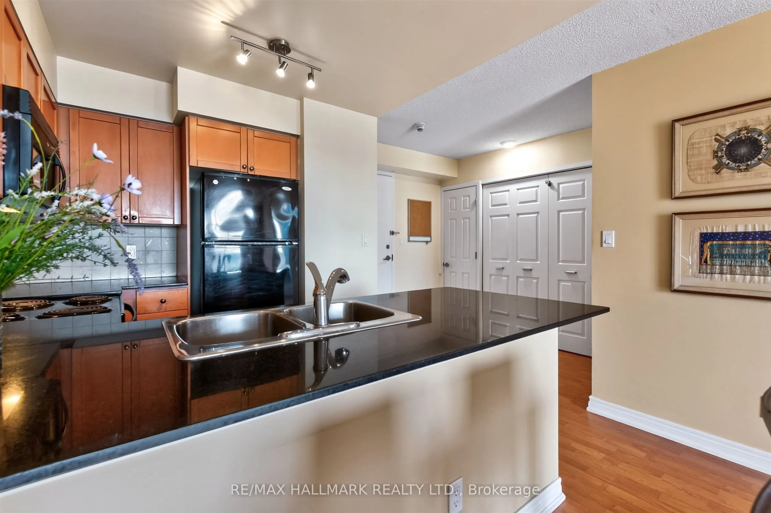 1369 Bloor Street W #806