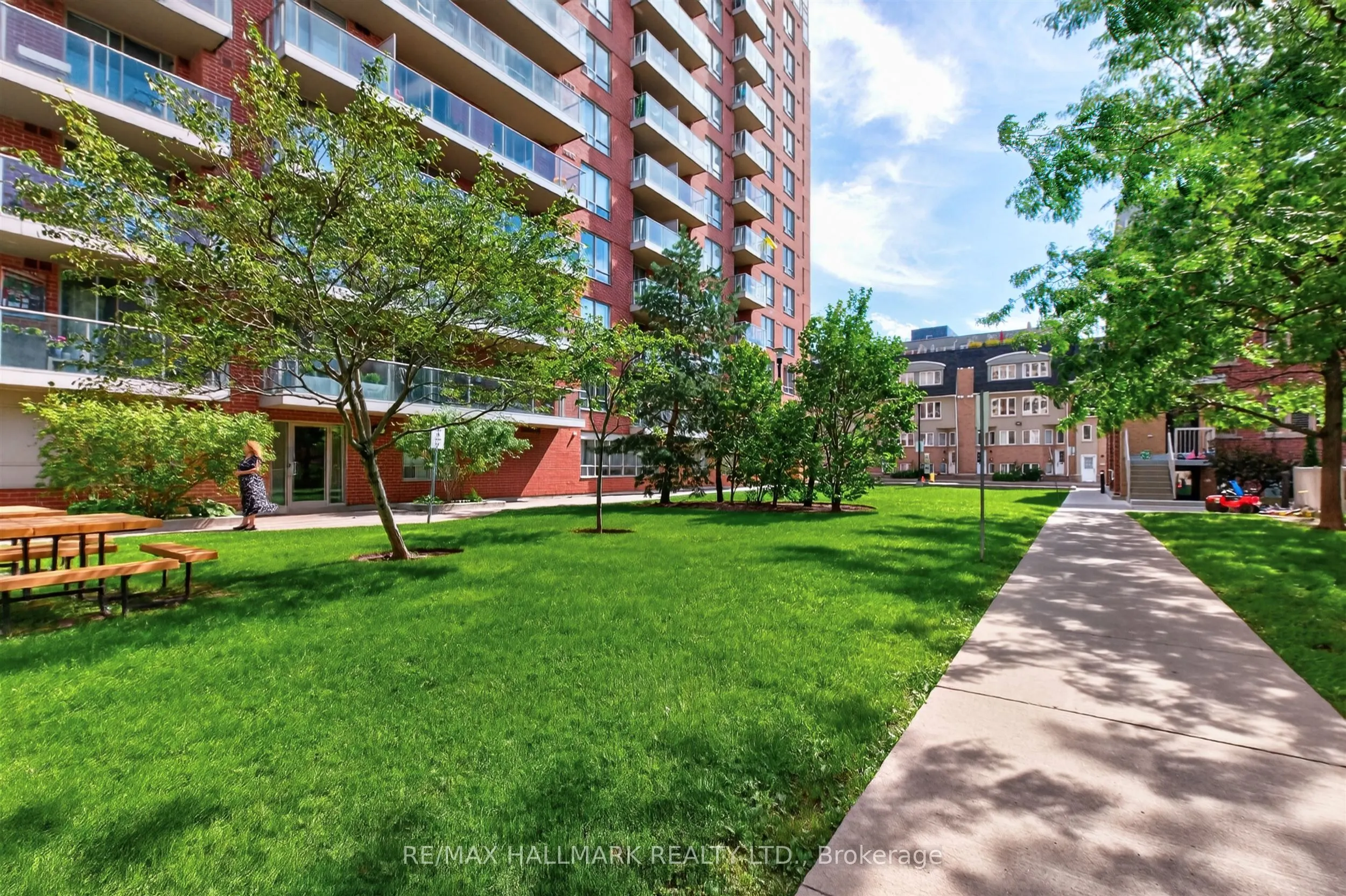 1369 Bloor Street W #806