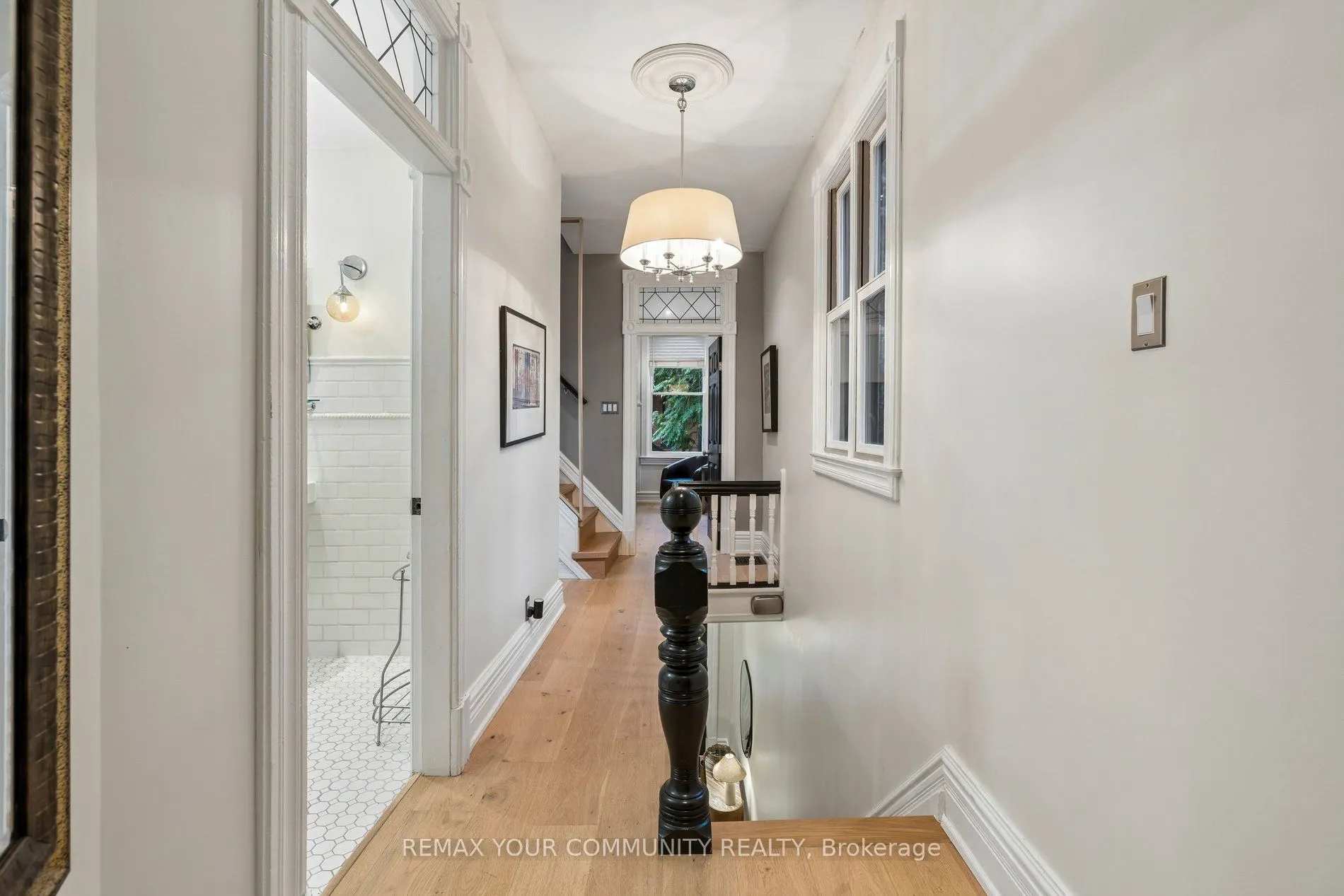 21 Laurier Avenue E