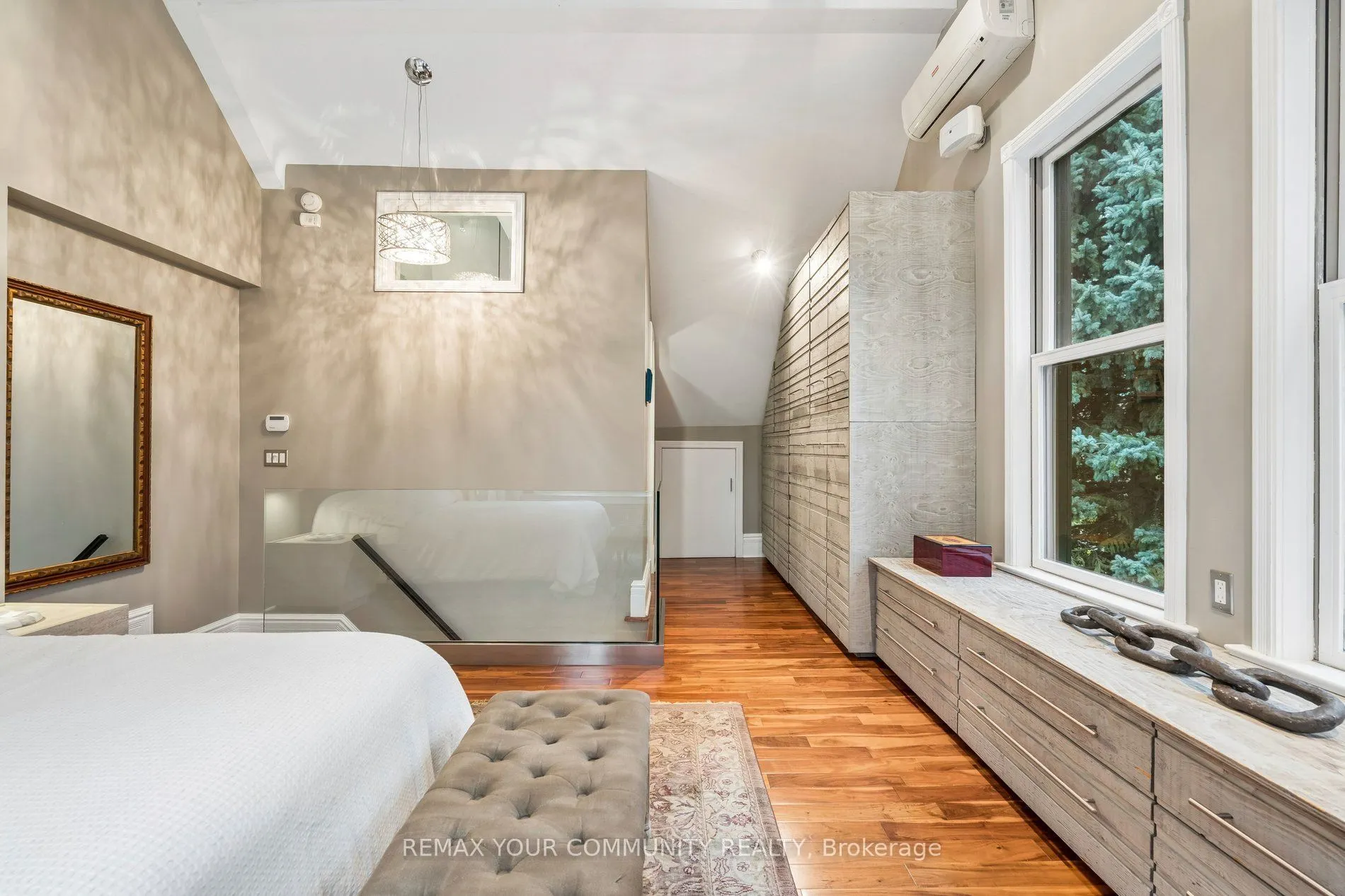 21 Laurier Avenue E
