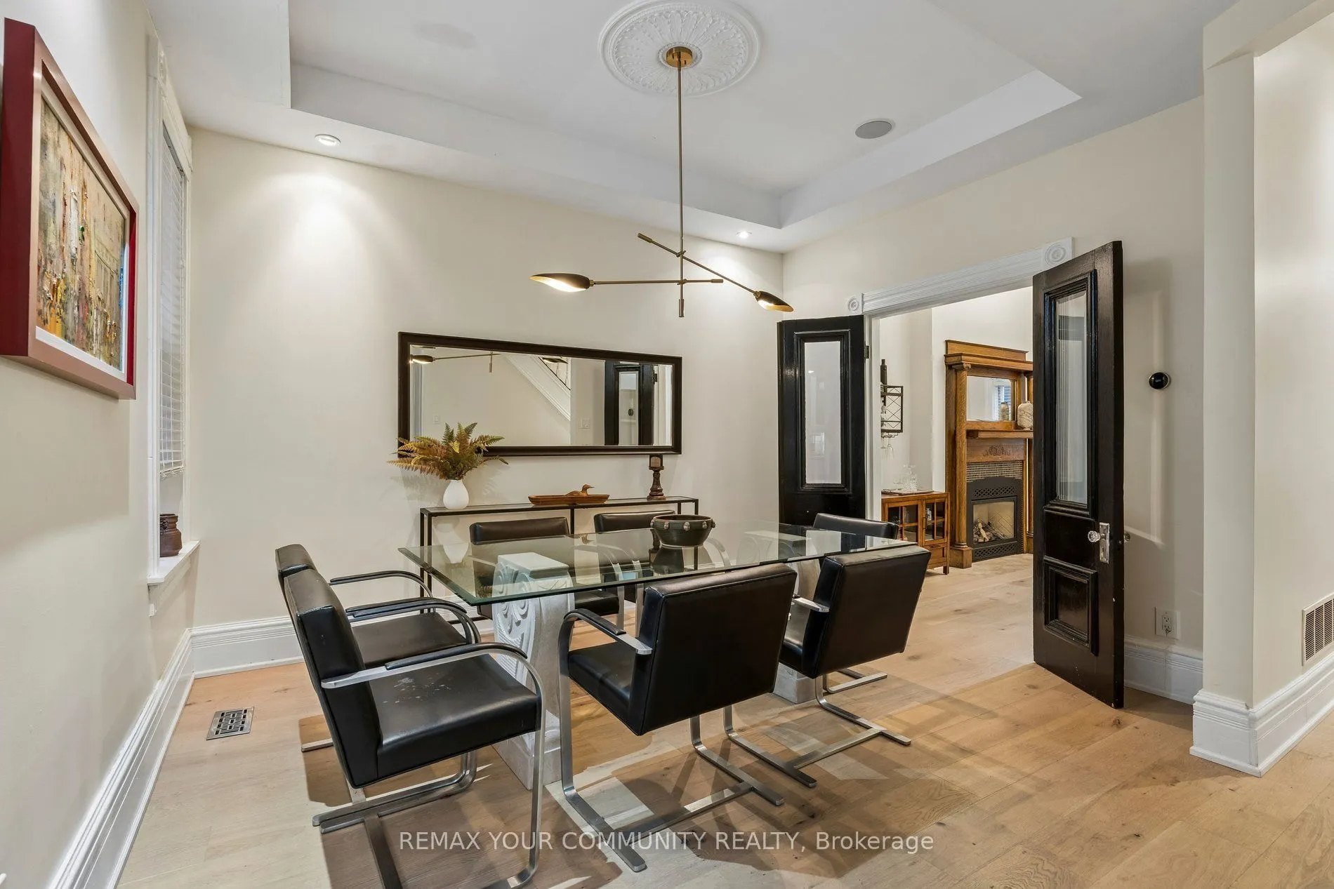 21 Laurier Avenue E