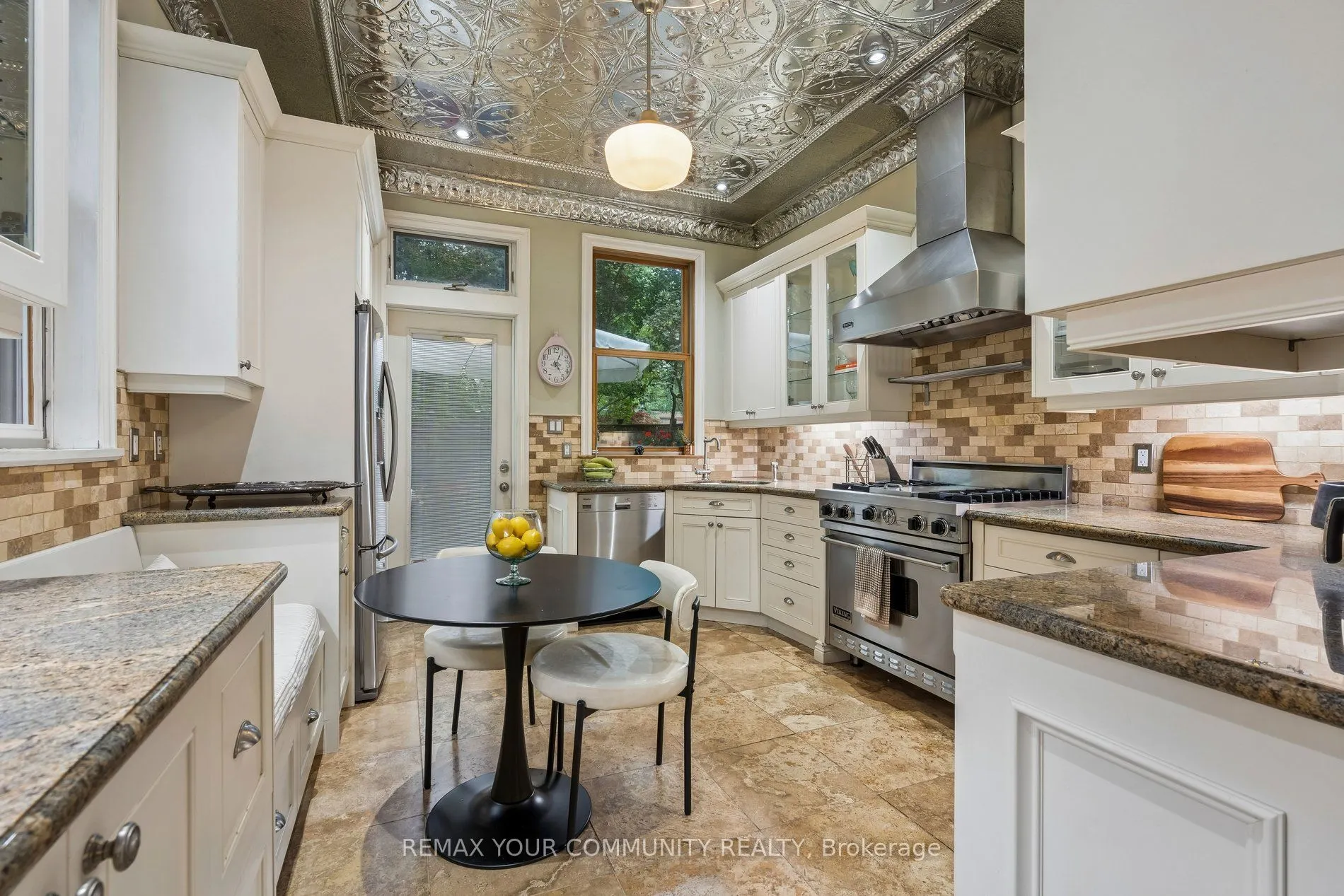 21 Laurier Avenue E