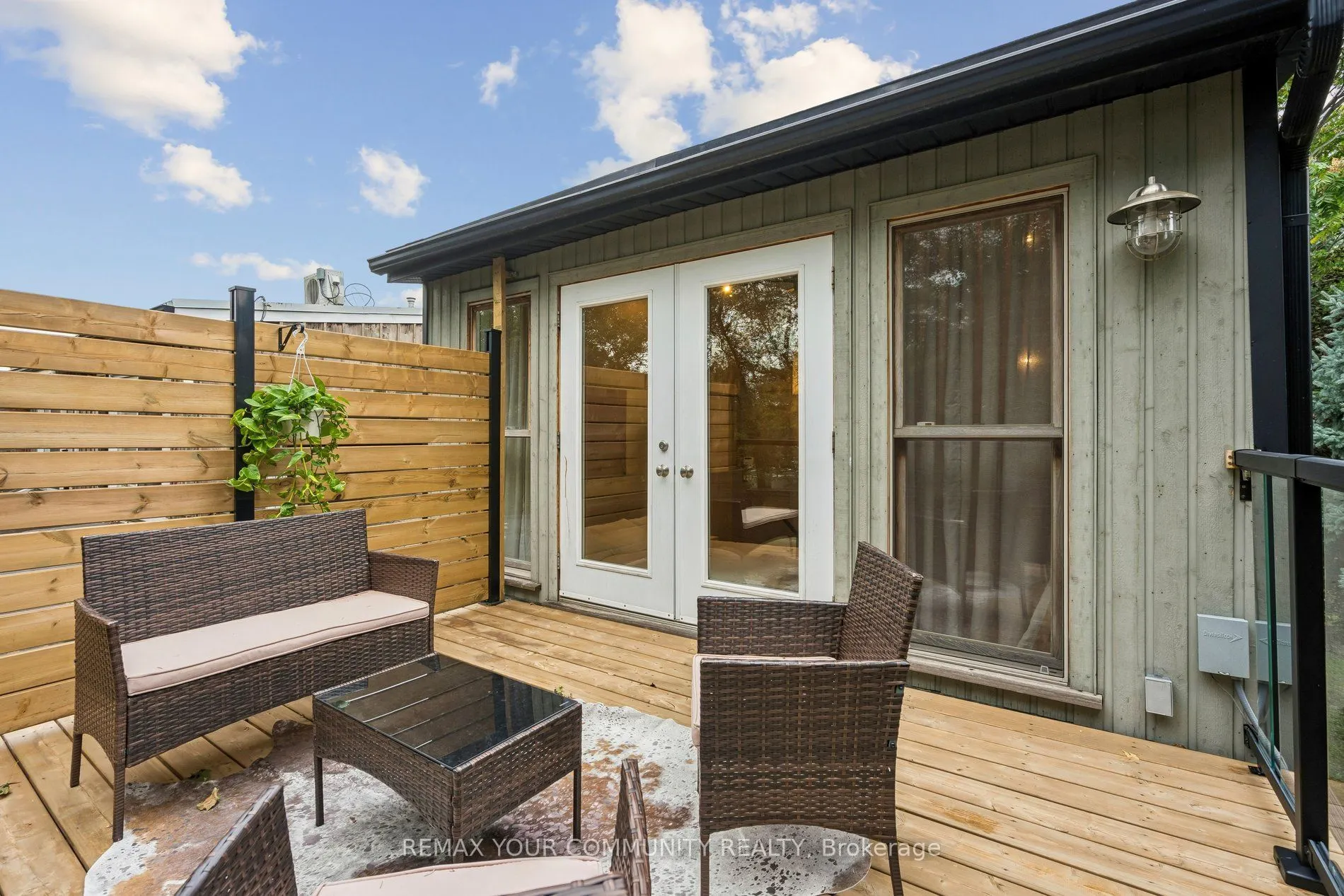 21 Laurier Avenue E