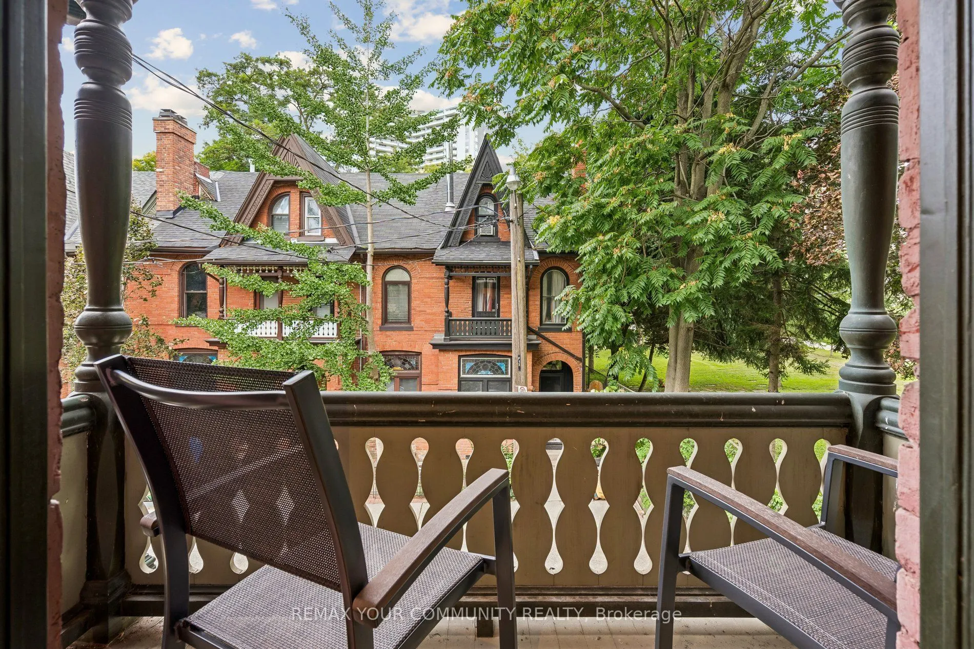 21 Laurier Avenue E