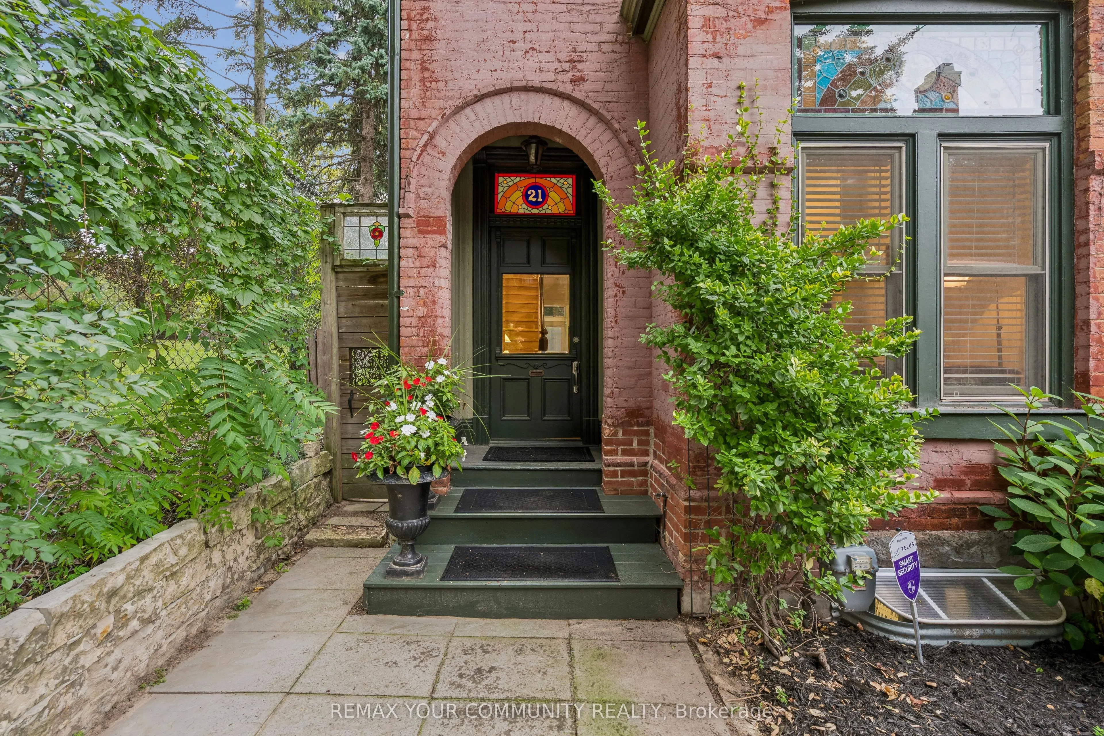21 Laurier Avenue E