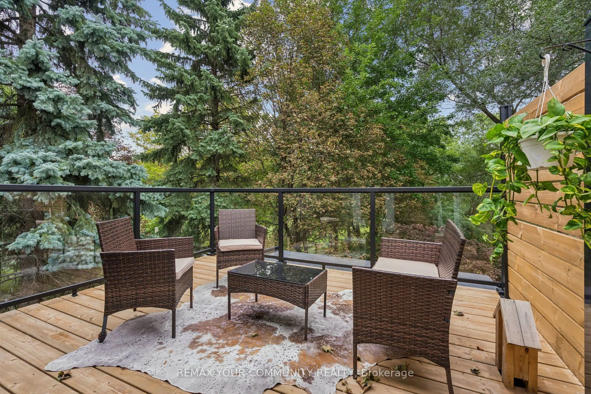 21 Laurier Avenue E