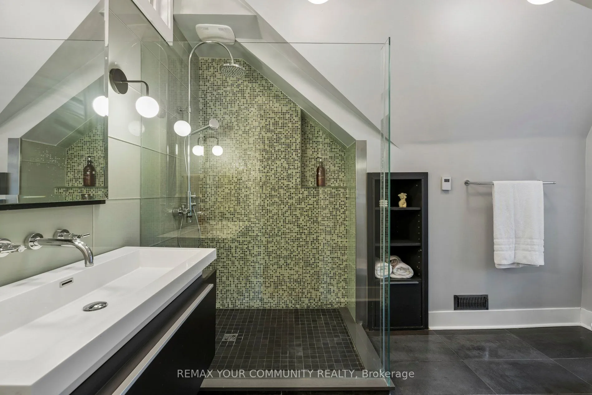 21 Laurier Avenue E