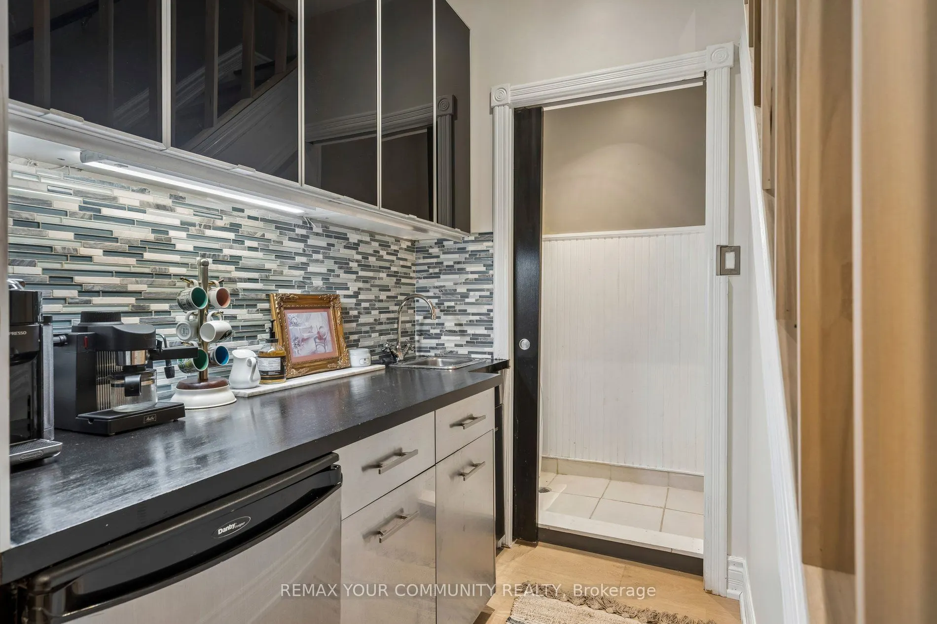 21 Laurier Avenue E