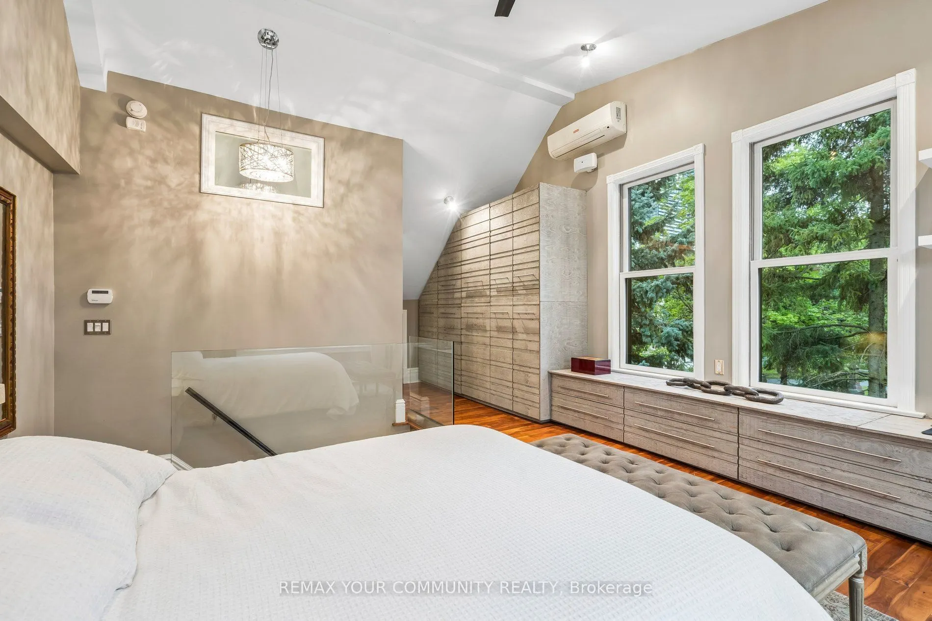 21 Laurier Avenue E
