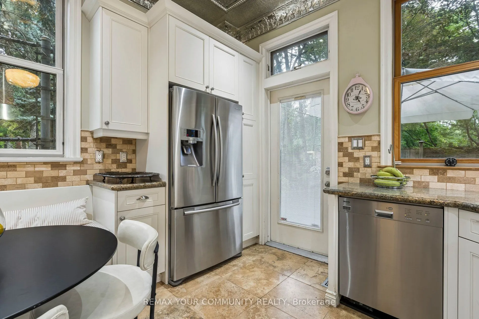21 Laurier Avenue E