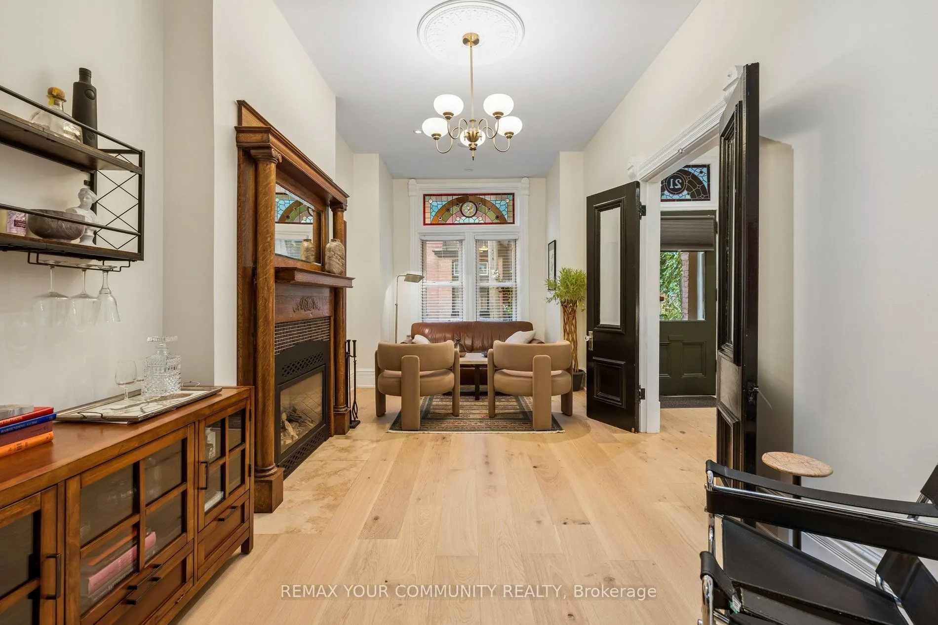 21 Laurier Avenue E