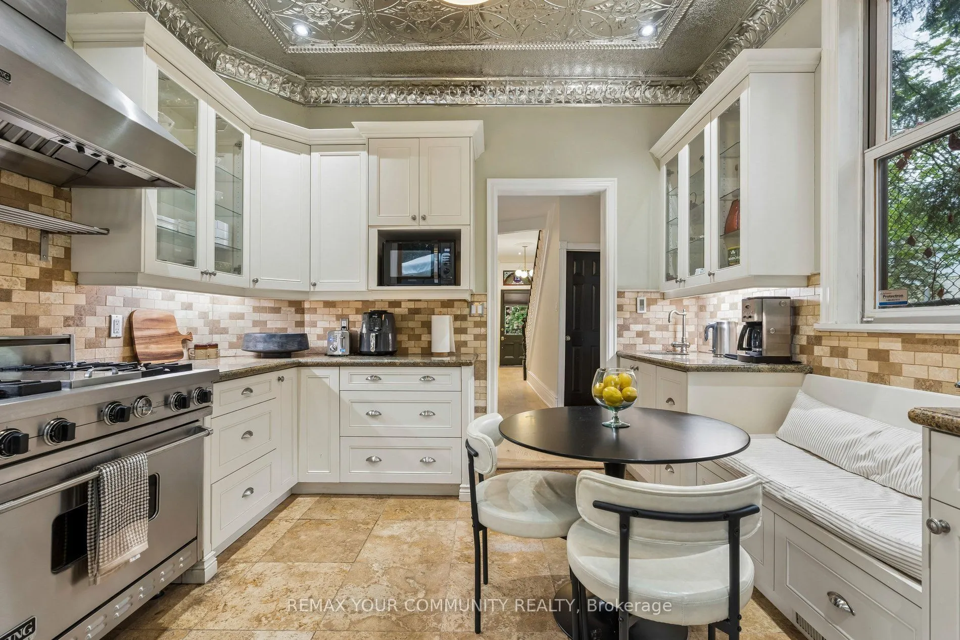 21 Laurier Avenue E