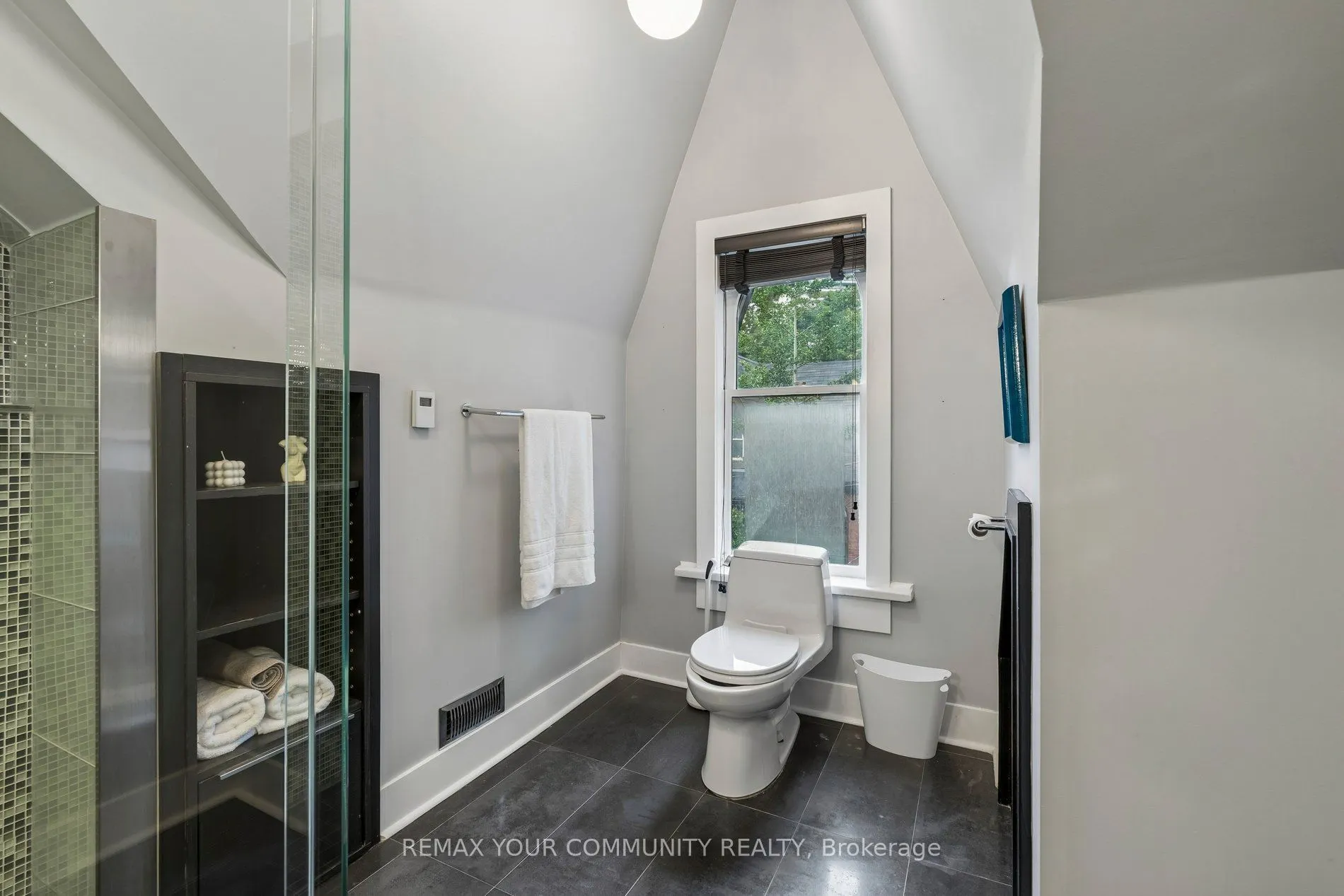 21 Laurier Avenue E