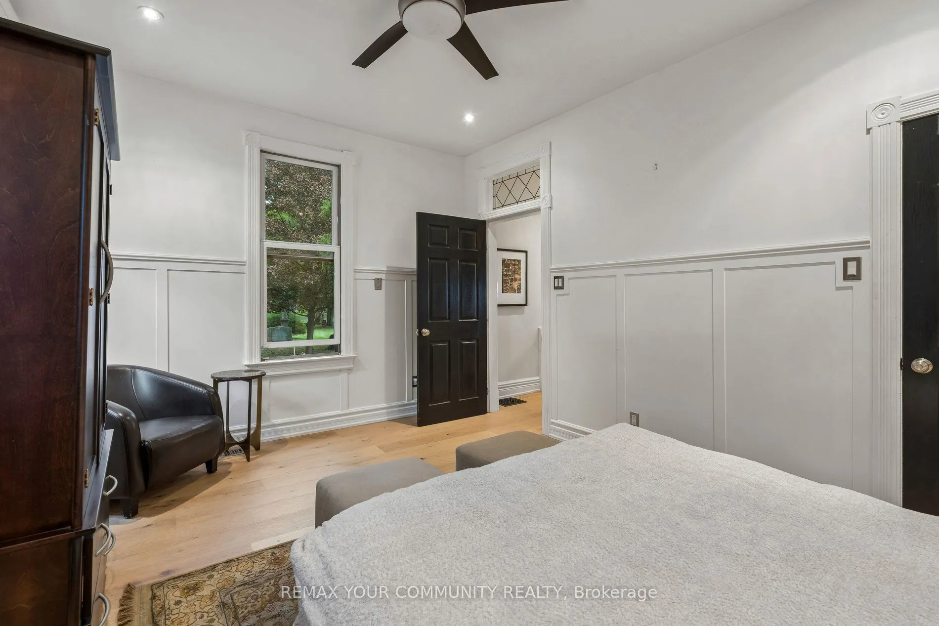 21 Laurier Avenue E