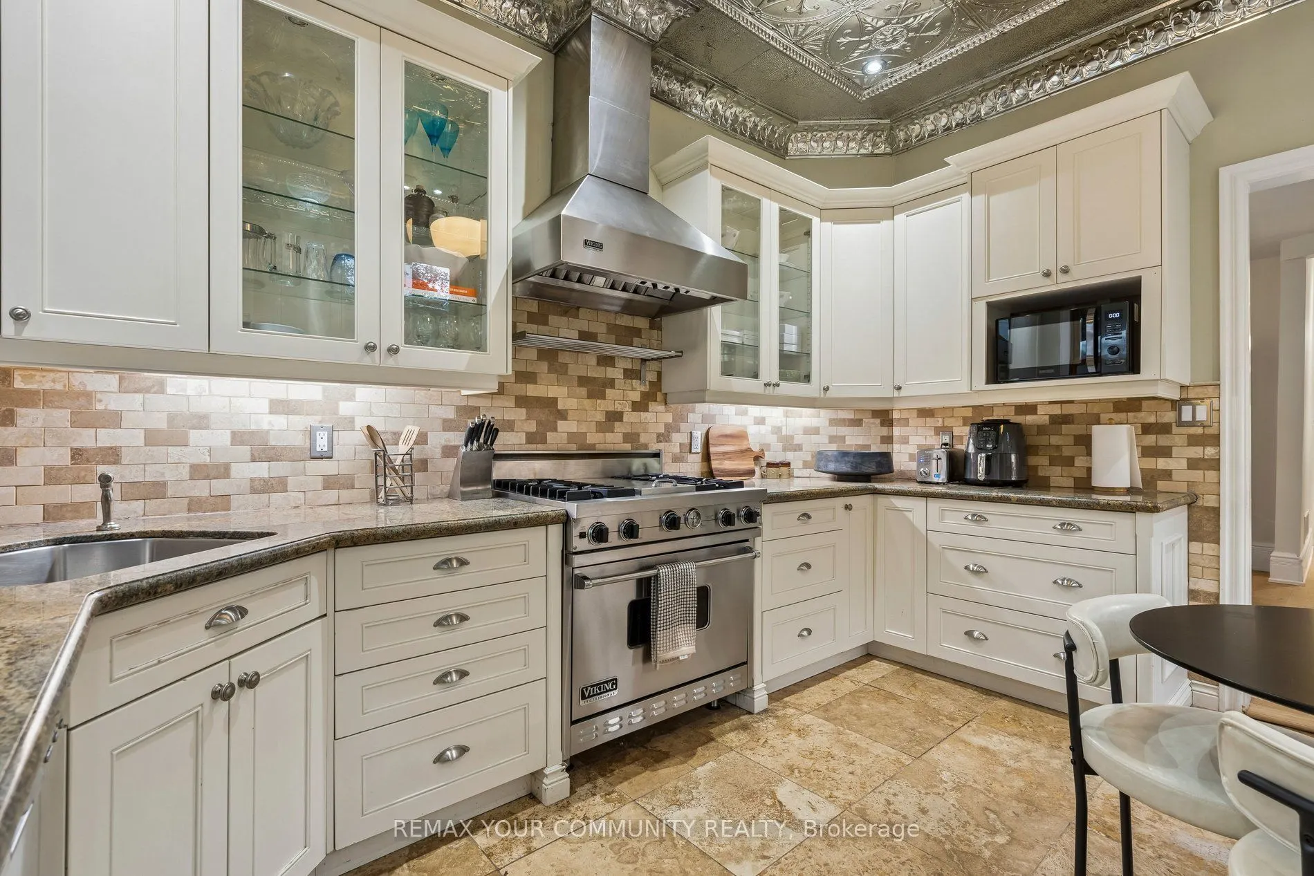 21 Laurier Avenue E