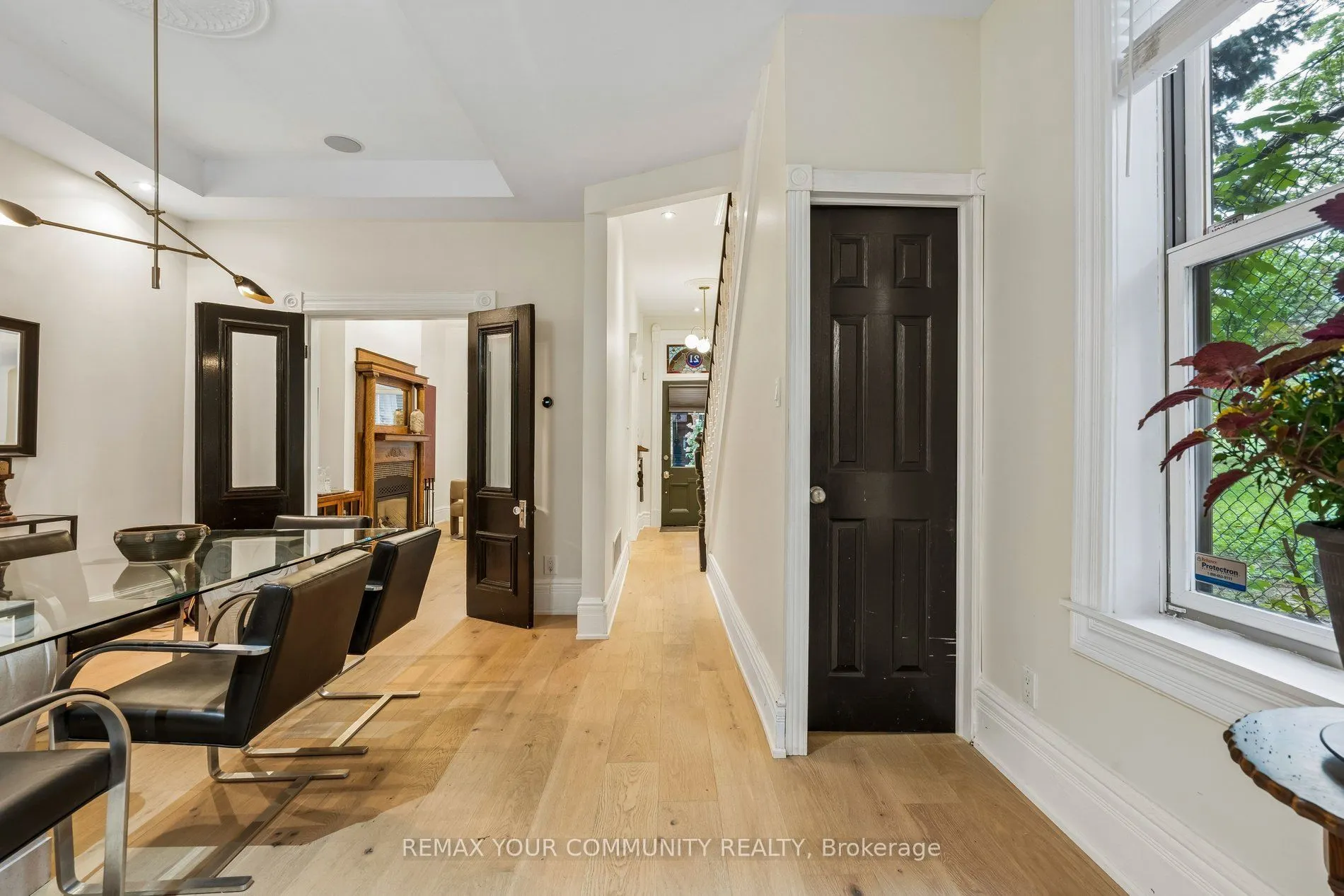 21 Laurier Avenue E