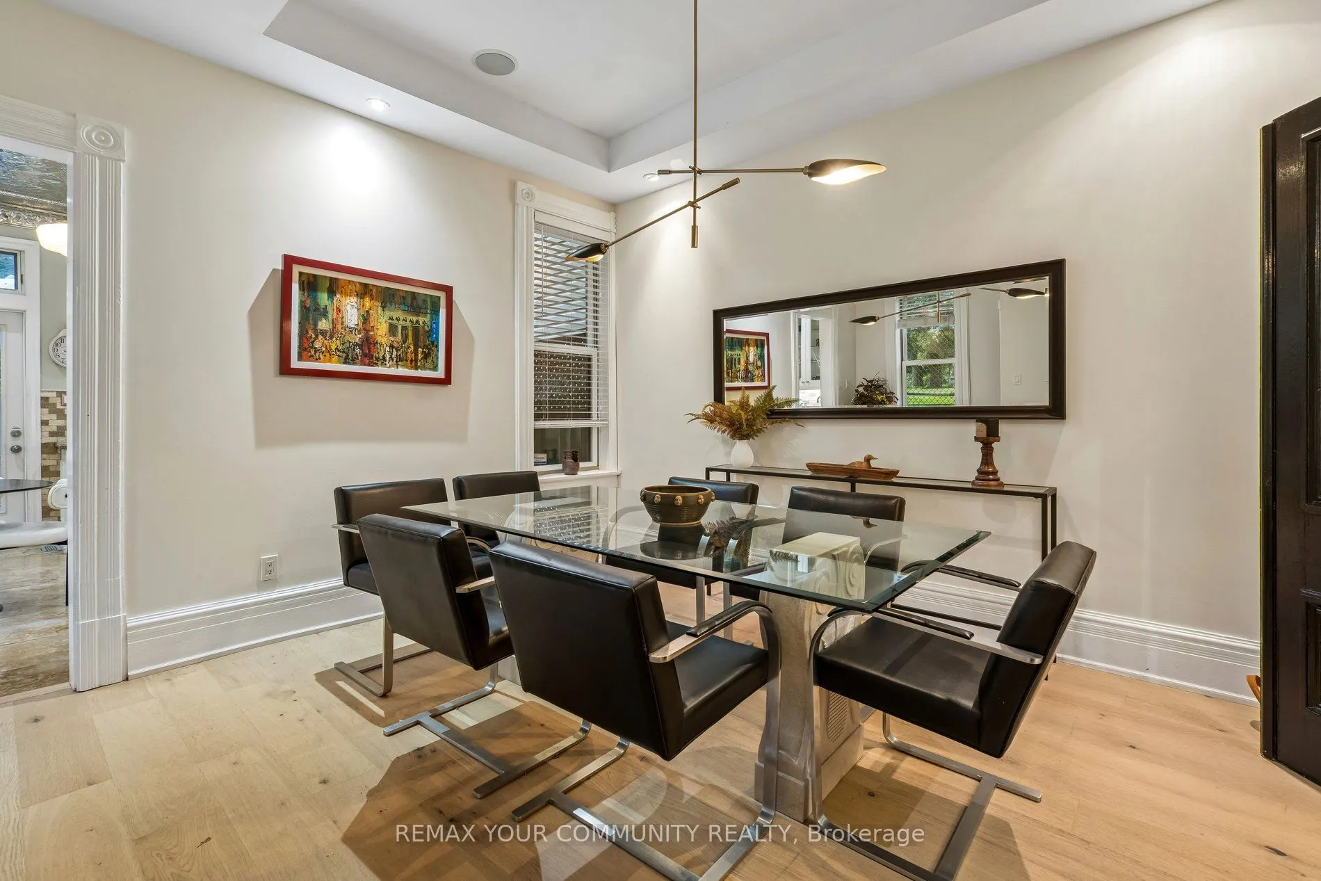 21 Laurier Avenue E