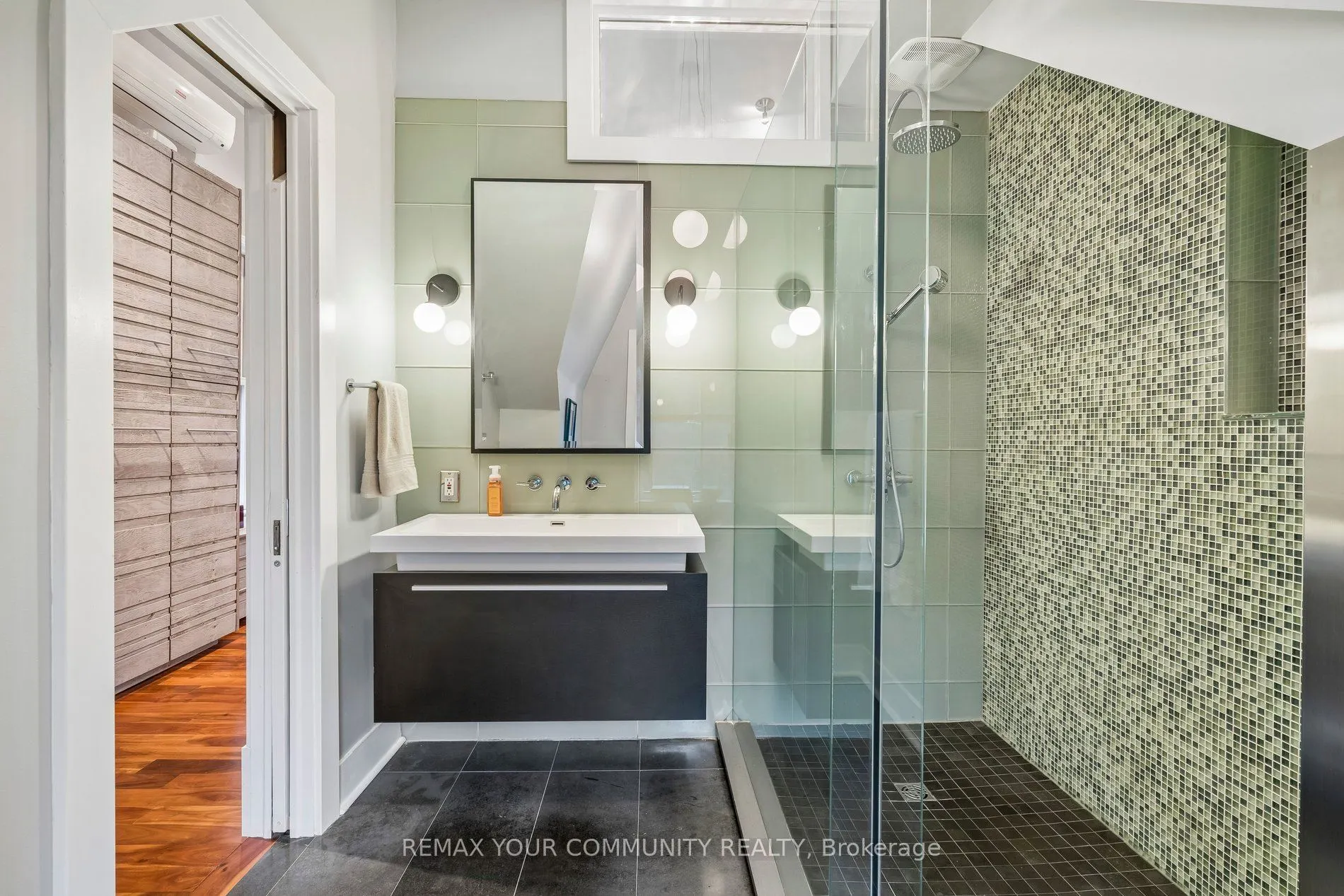 21 Laurier Avenue E