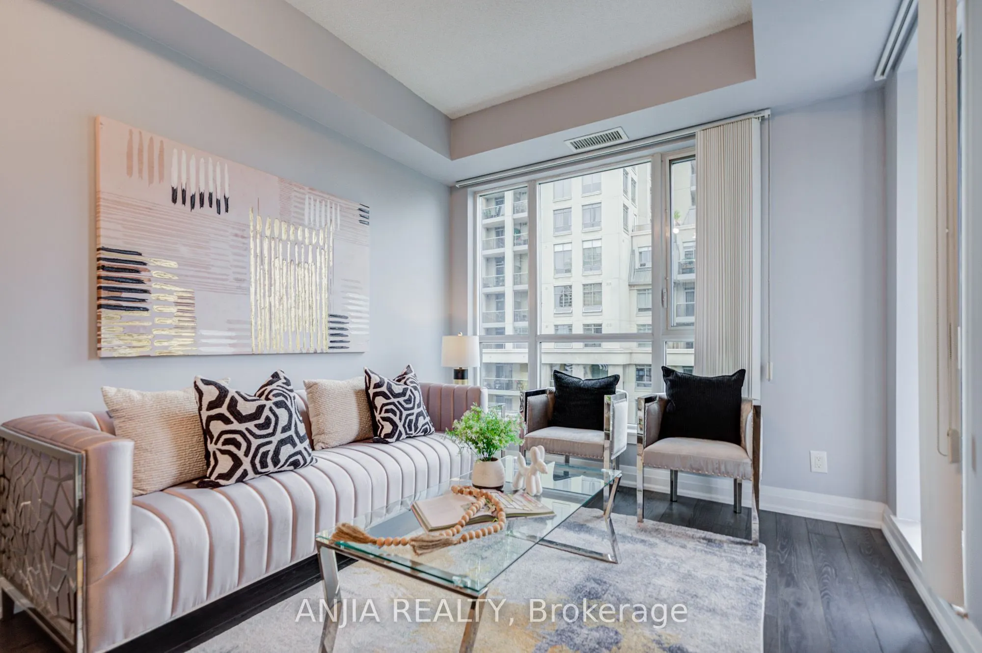 17 Kenaston Gardens #510
