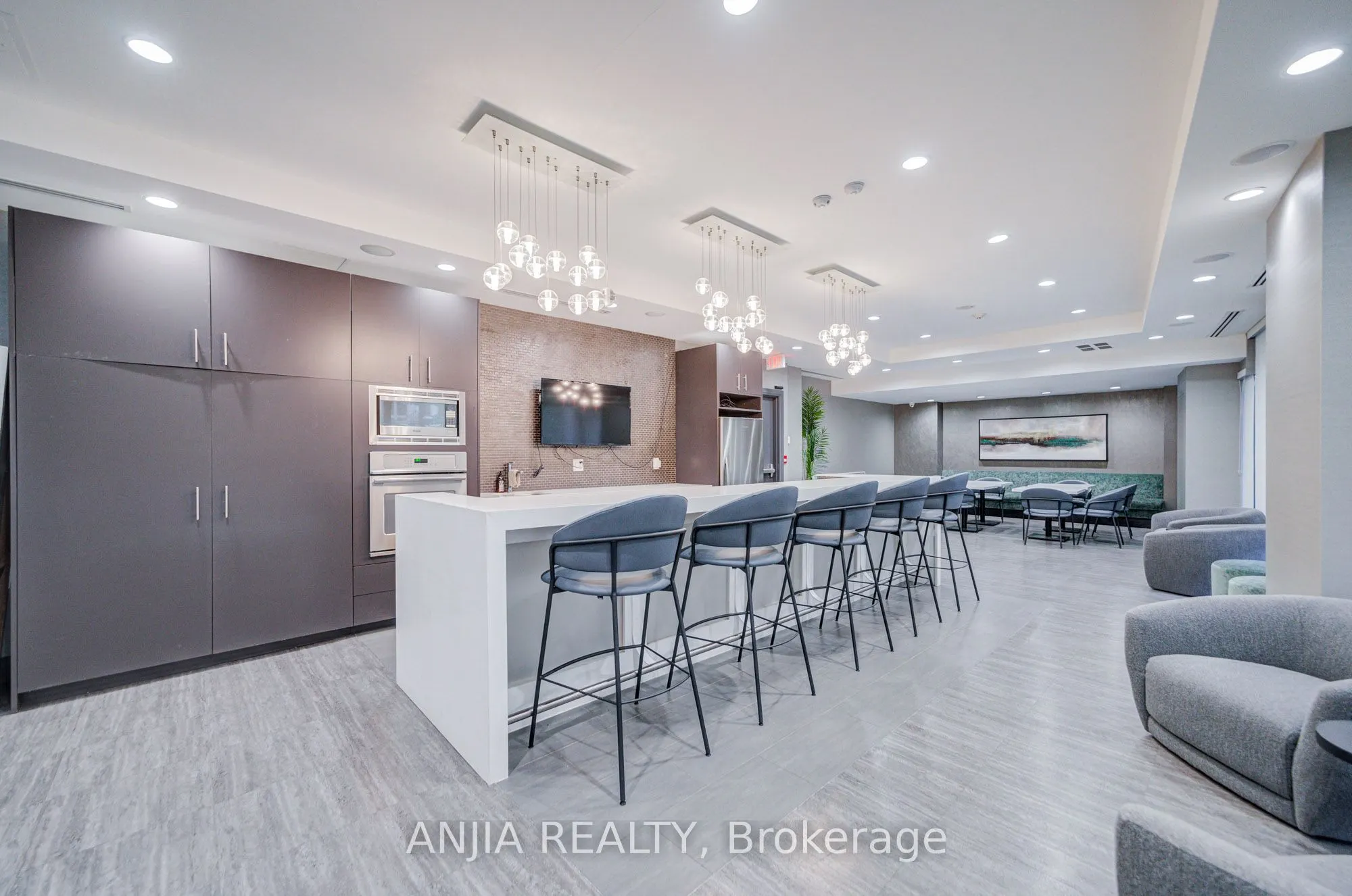 17 Kenaston Gardens #510