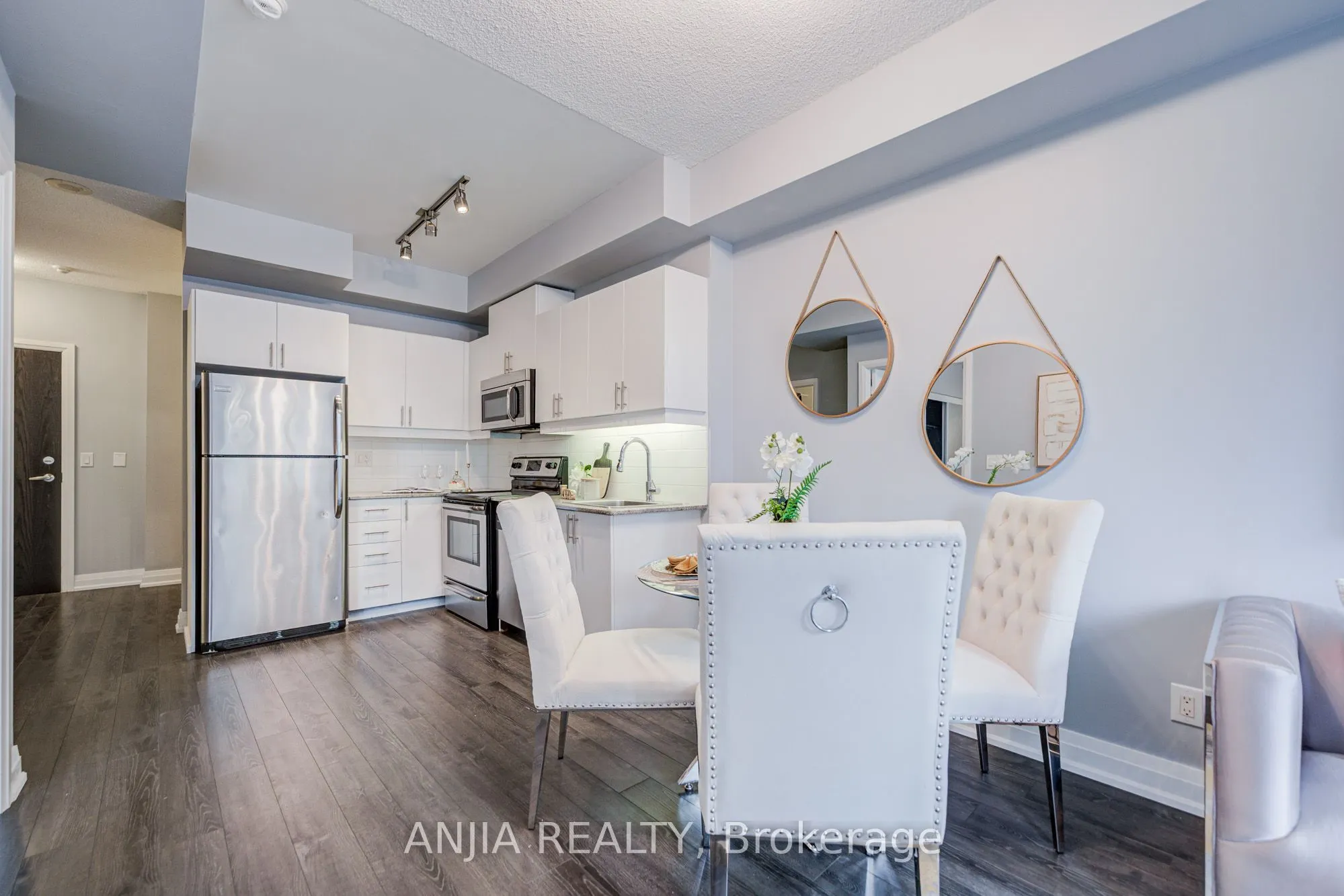17 Kenaston Gardens #510