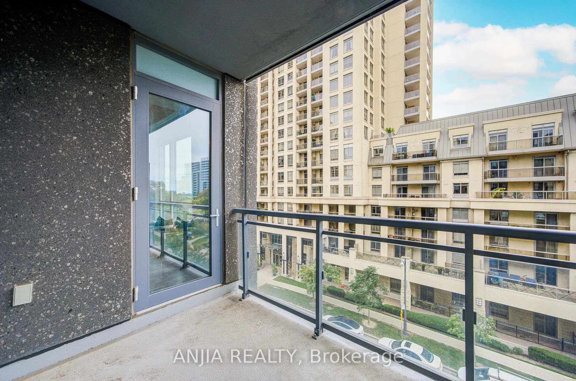 17 Kenaston Gardens #510