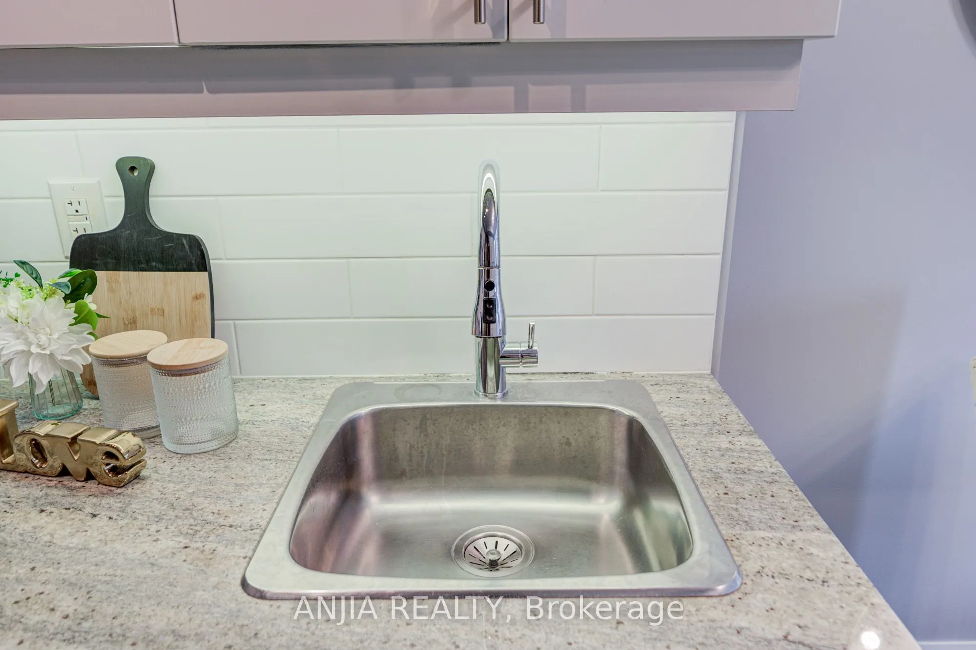 17 Kenaston Gardens #510
