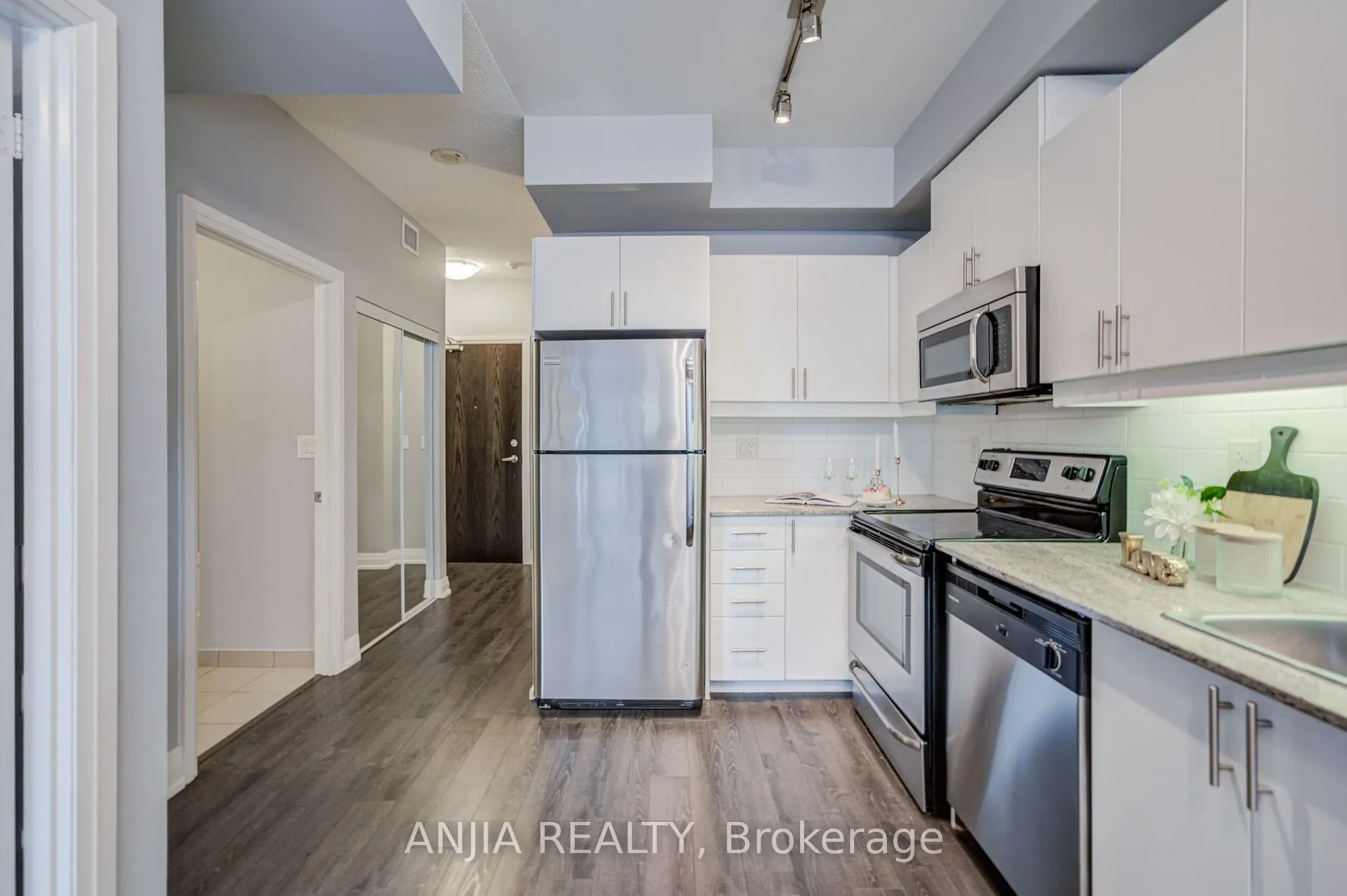 17 Kenaston Gardens #510