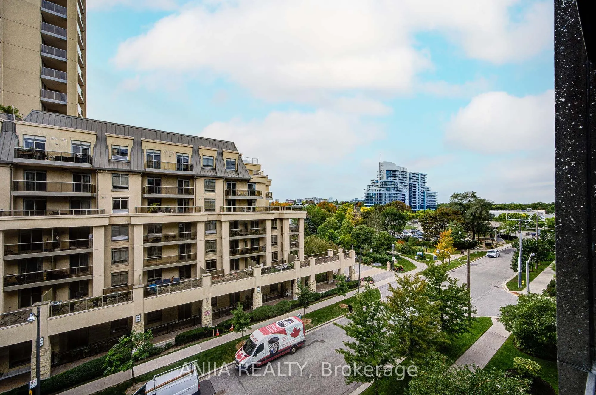 17 Kenaston Gardens #510