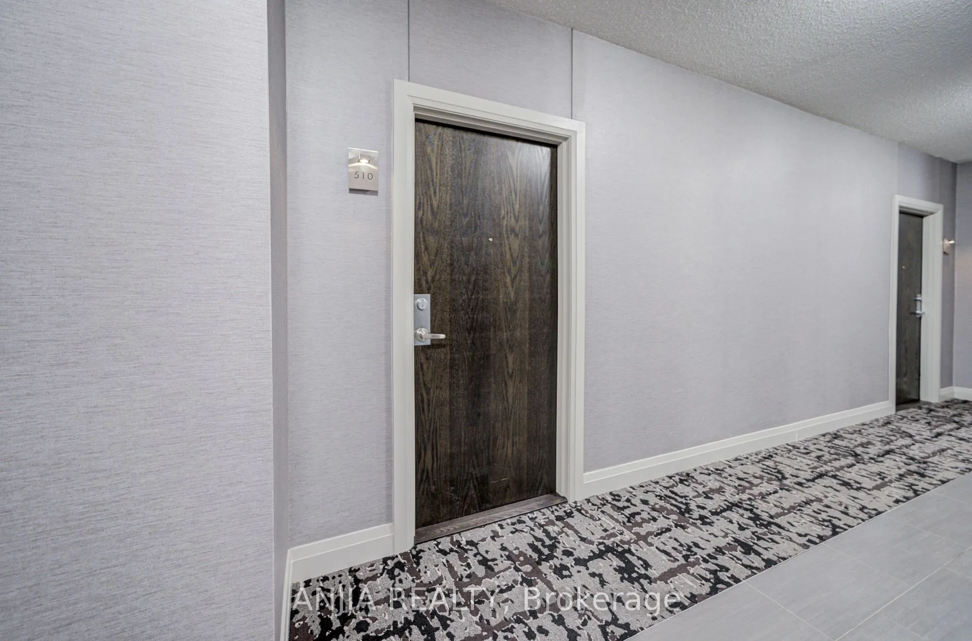 17 Kenaston Gardens #510