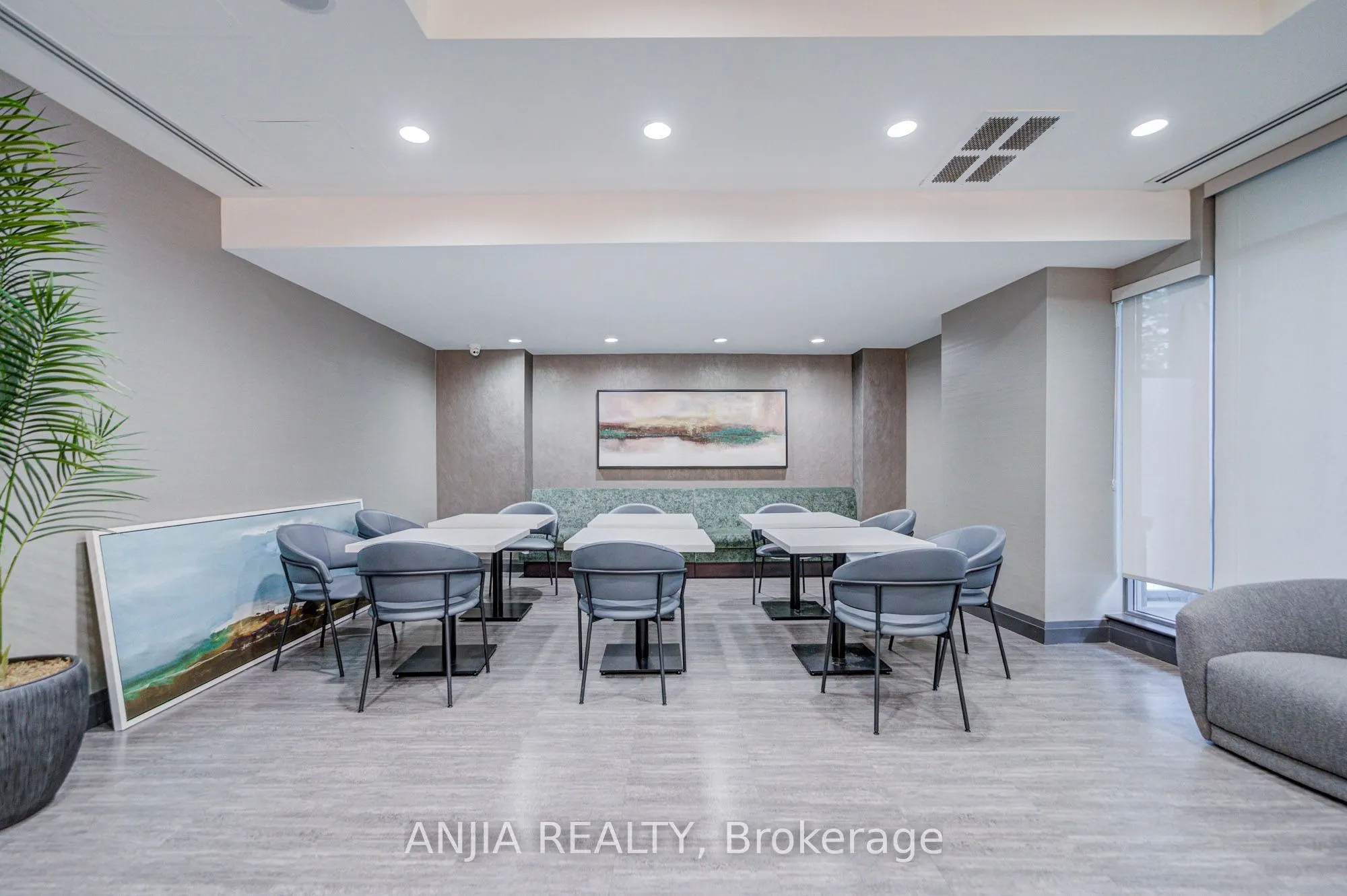 17 Kenaston Gardens #510